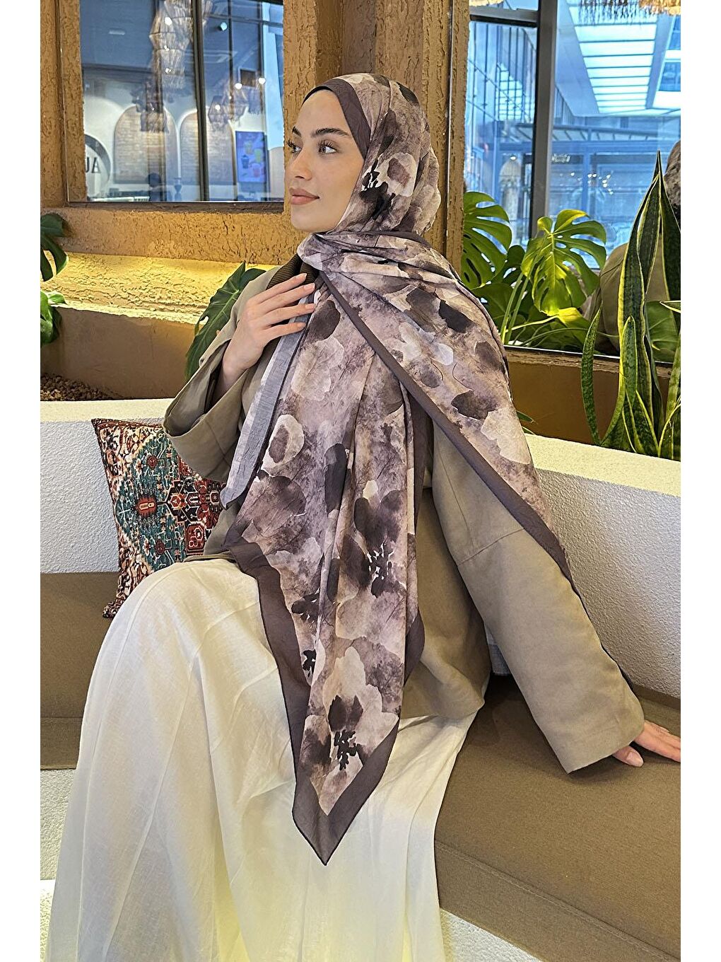 Kahverengi Batik Çiçek Desen Bambu Şal Soft Kahve-2