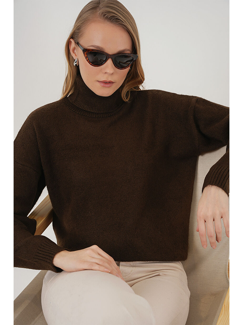 15917 Kadın Balıkçı Yaka Oversize Triko Kazak - Kahverengi