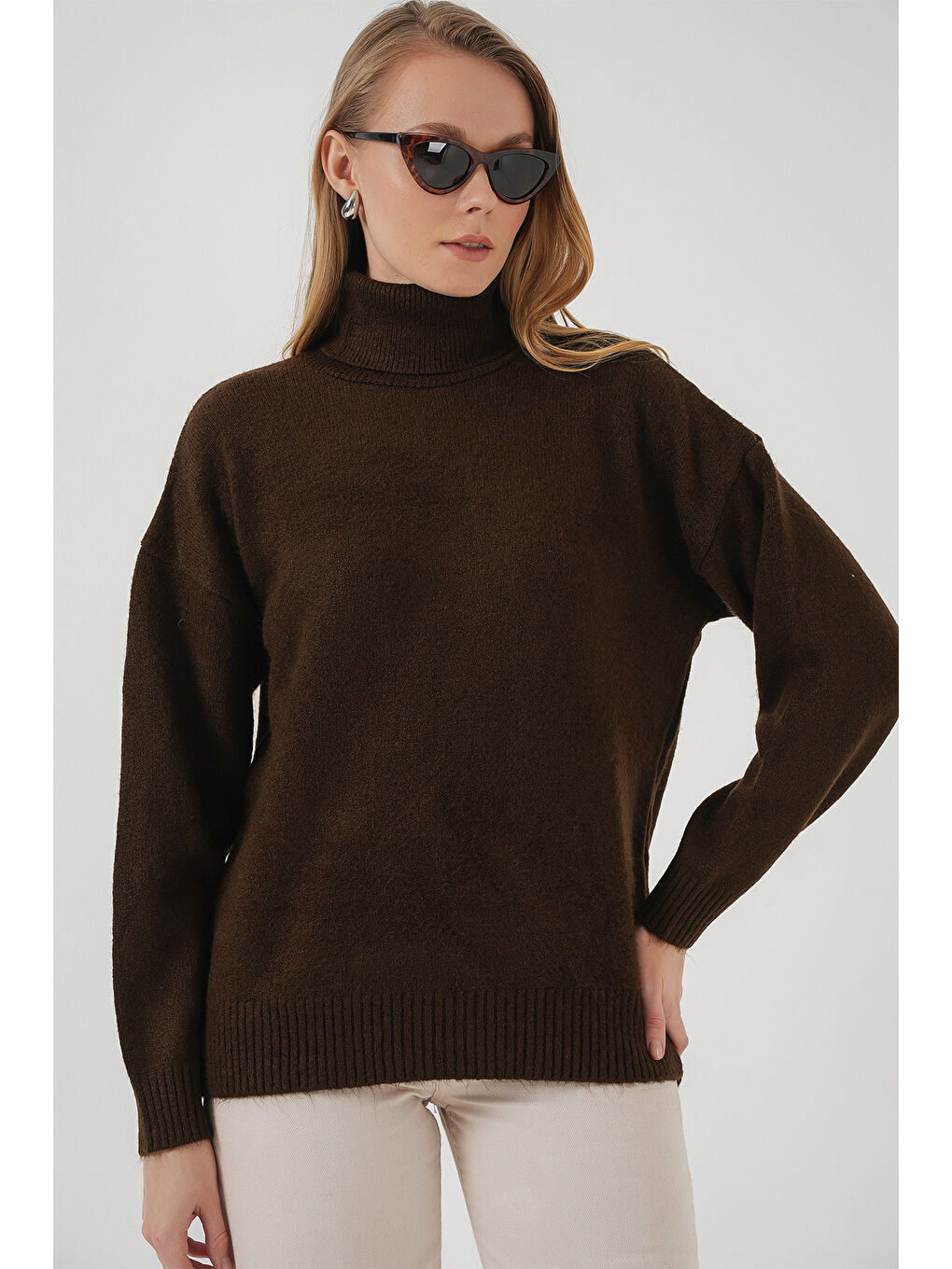 15917 Kadın Balıkçı Yaka Oversize Triko Kazak - Kahverengi-2