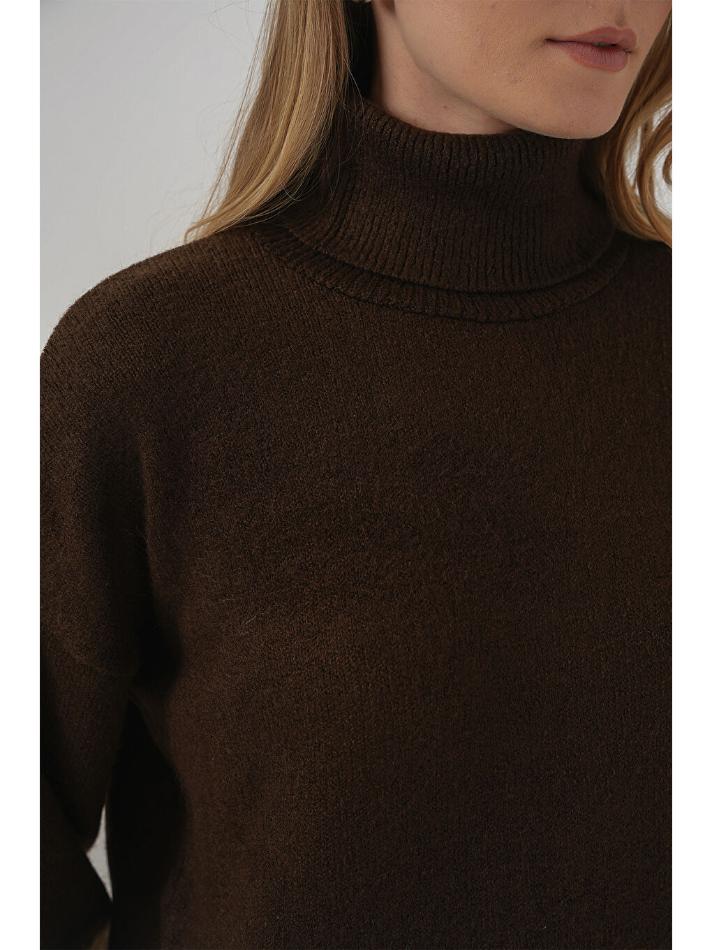 15917 Kadın Balıkçı Yaka Oversize Triko Kazak - Kahverengi-4