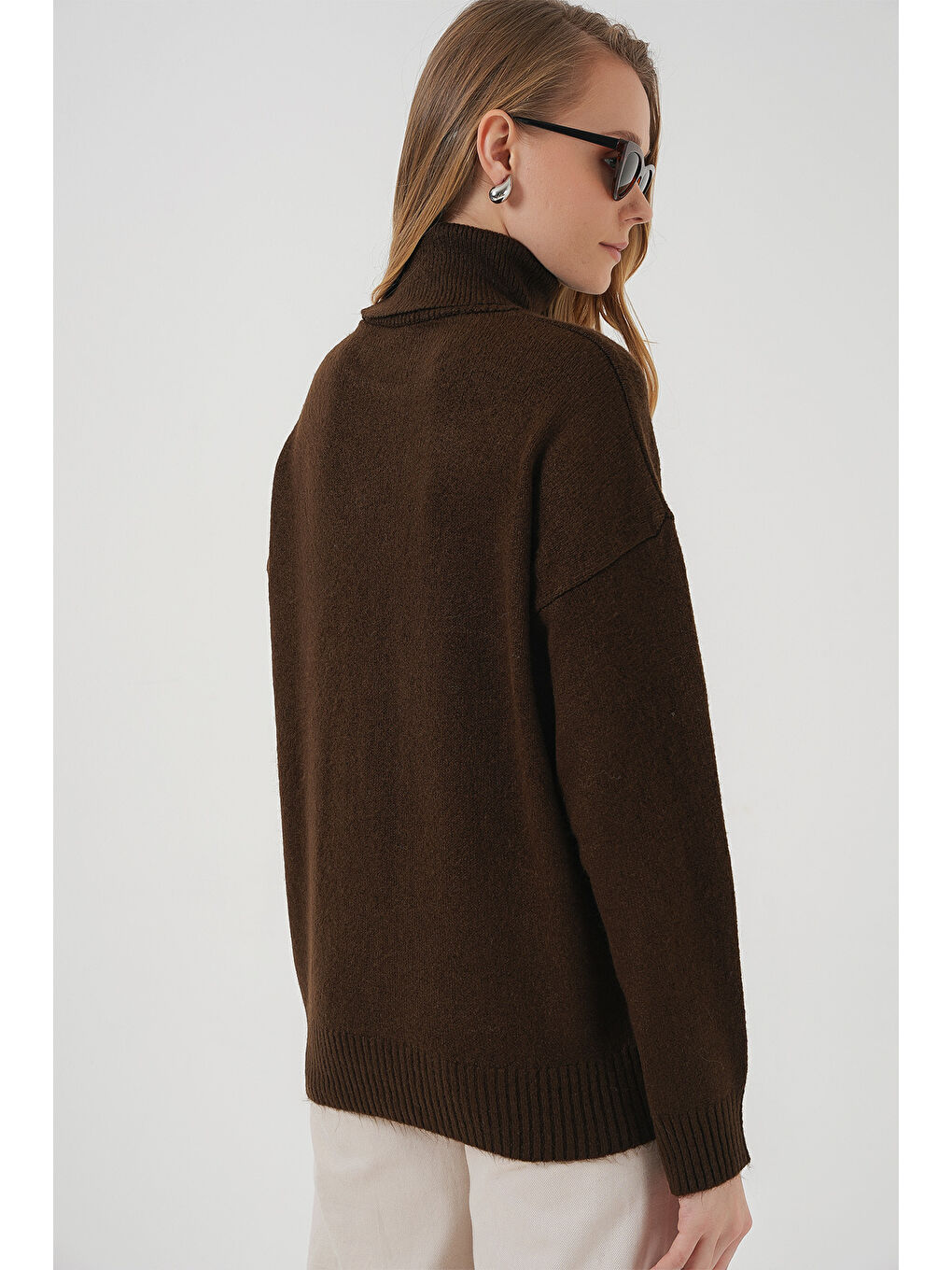 15917 Kadın Balıkçı Yaka Oversize Triko Kazak - Kahverengi-5