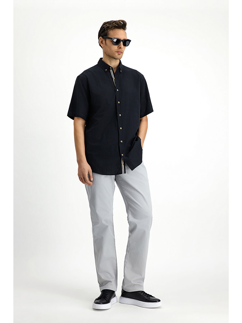 Siyah Kısa Kol Regular Fit Düğmeli Yaka Keten Görünümlü Pamuk Spor Gömlek-1
