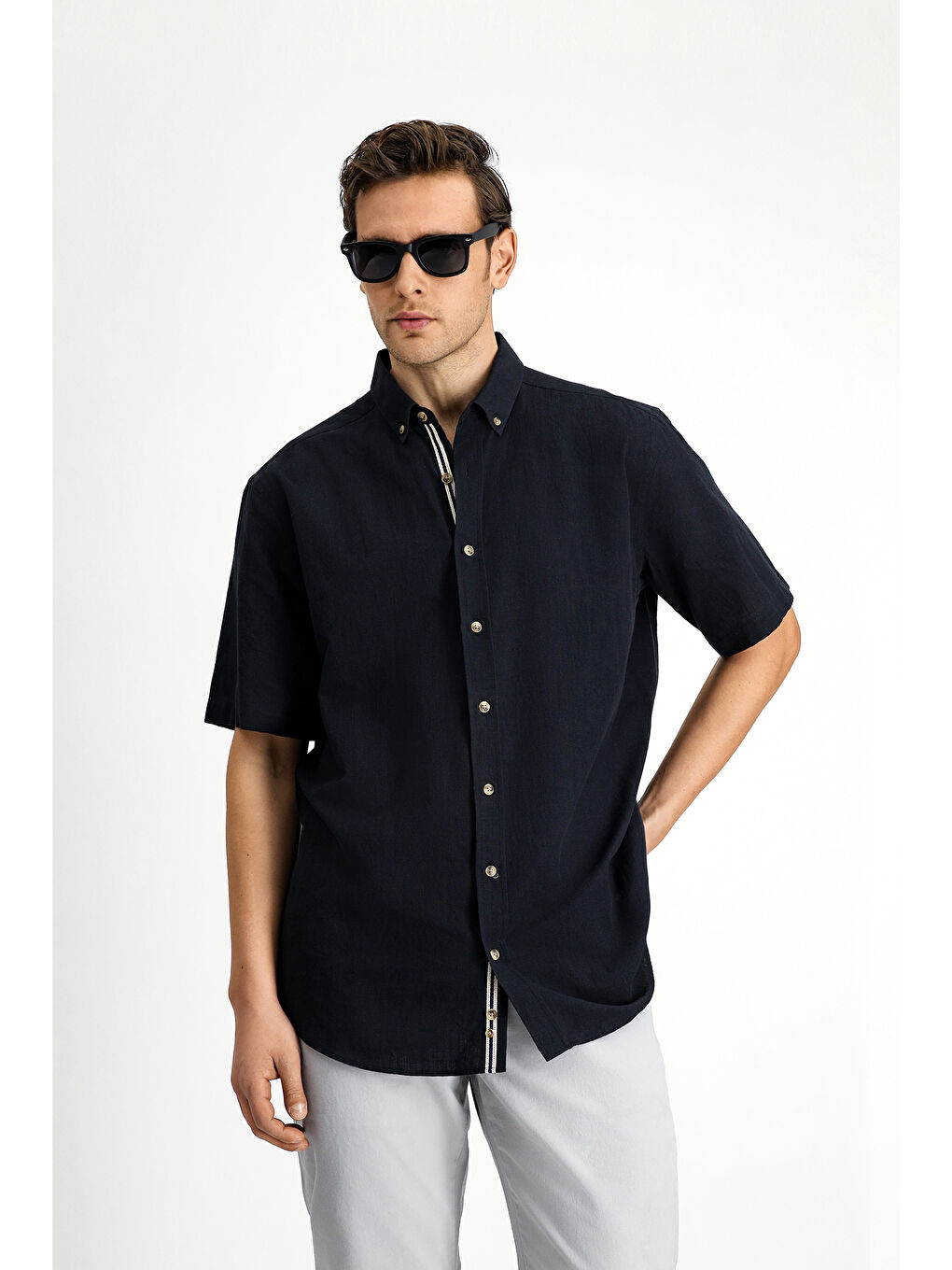 Siyah Kısa Kol Regular Fit Düğmeli Yaka Keten Görünümlü Pamuk Spor Gömlek-2