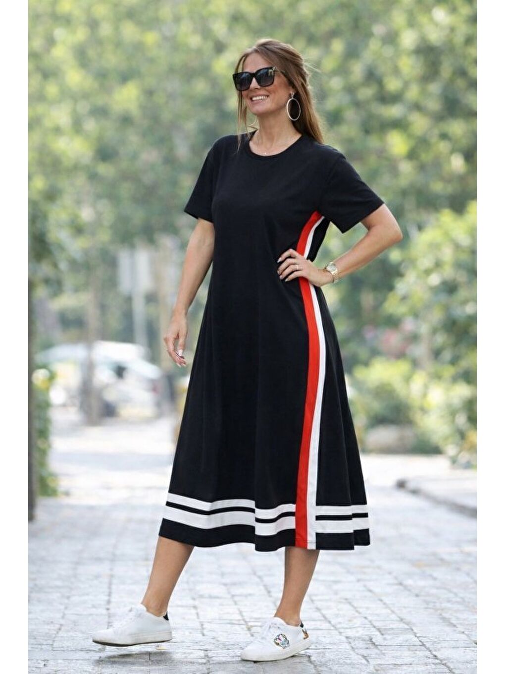 Siyah Kadın Kısa Kollu Bisiklet Yaka Yan şerit Detaylı Midi Viskon Elbise-1