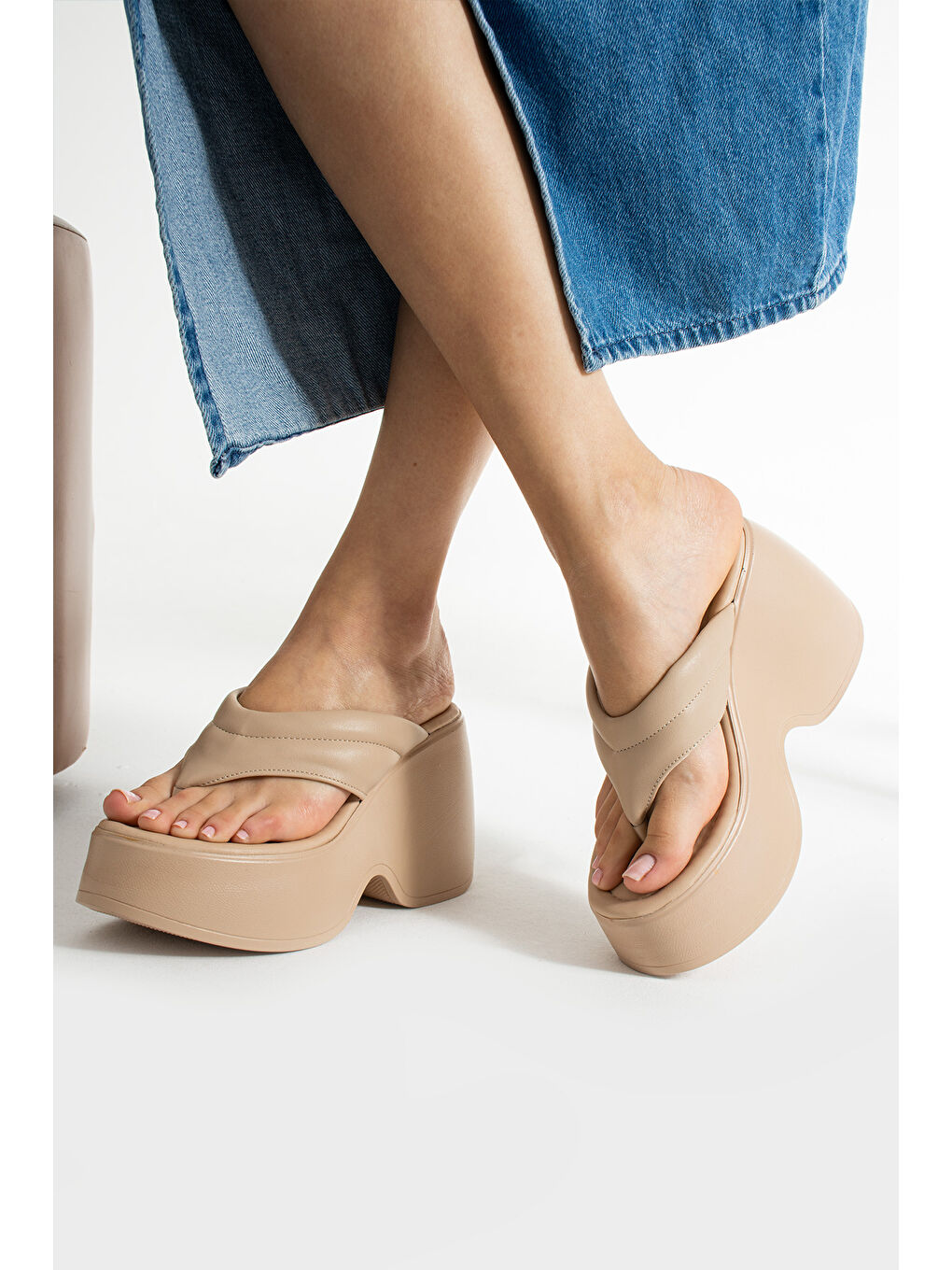 Bej Kadın Ortopedik Yüksek Tabanlı Parmak Arası Terlik (9,5Cm)-1