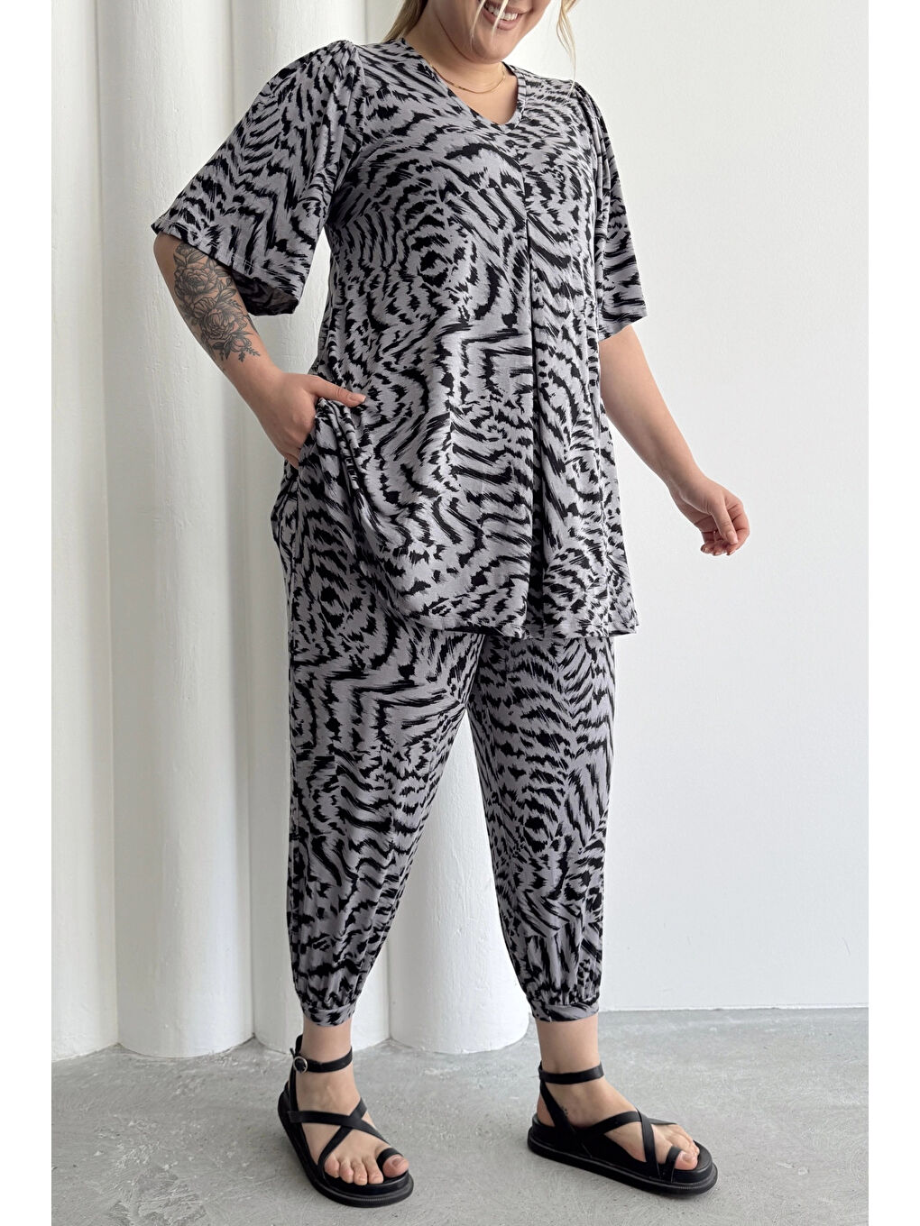 Gri Büyük Beden Beli ve Paçası Lastikli Cepli Desenli Şalvar Pantolon 99-3-1