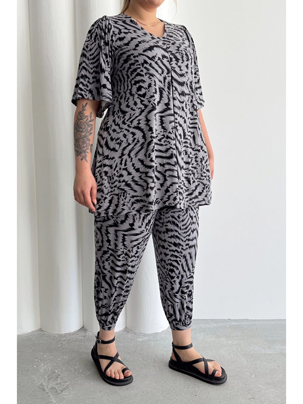 Gri Büyük Beden Beli ve Paçası Lastikli Cepli Desenli Şalvar Pantolon 99-3-3