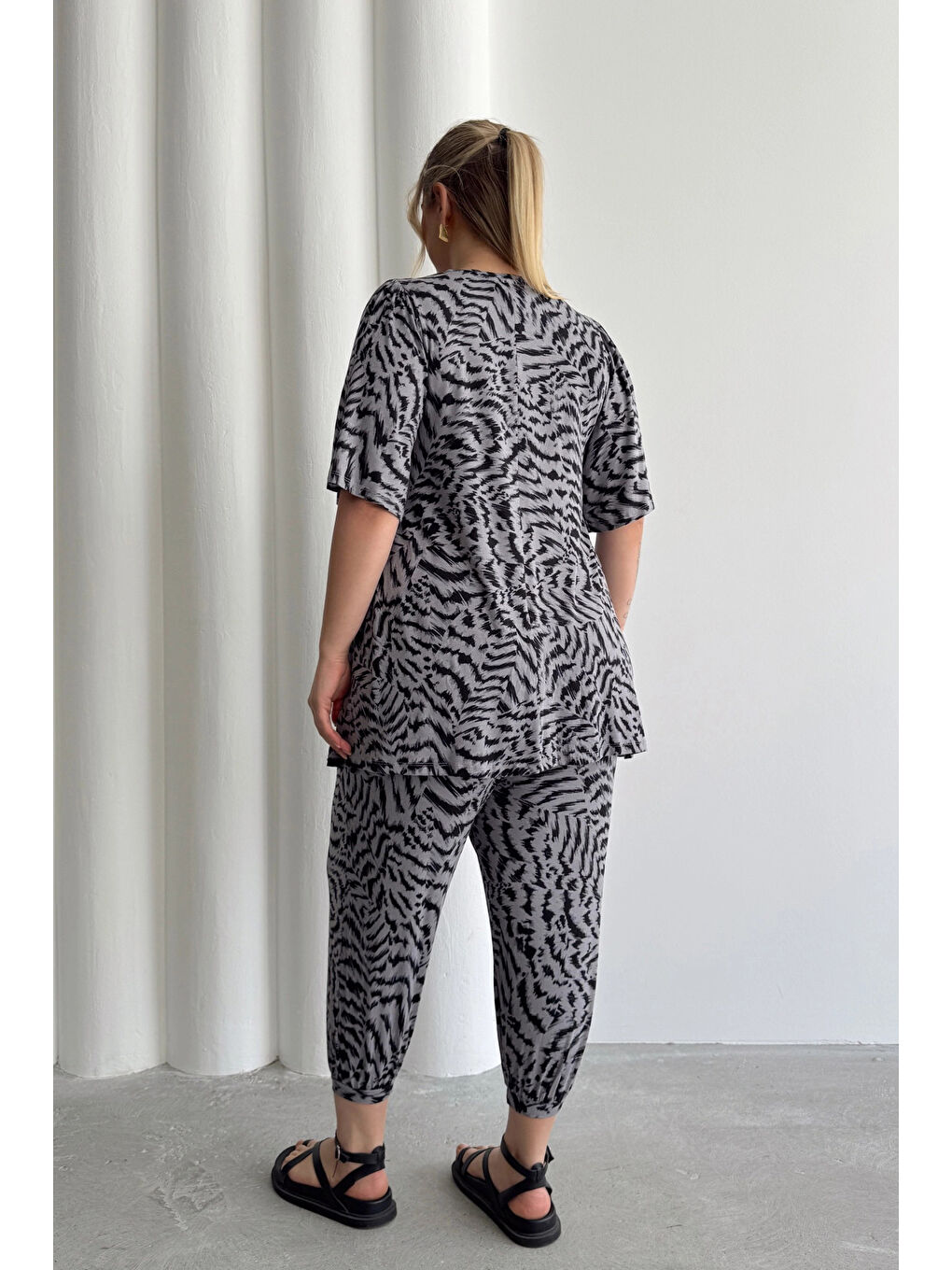 Gri Büyük Beden Beli ve Paçası Lastikli Cepli Desenli Şalvar Pantolon 99-3-4