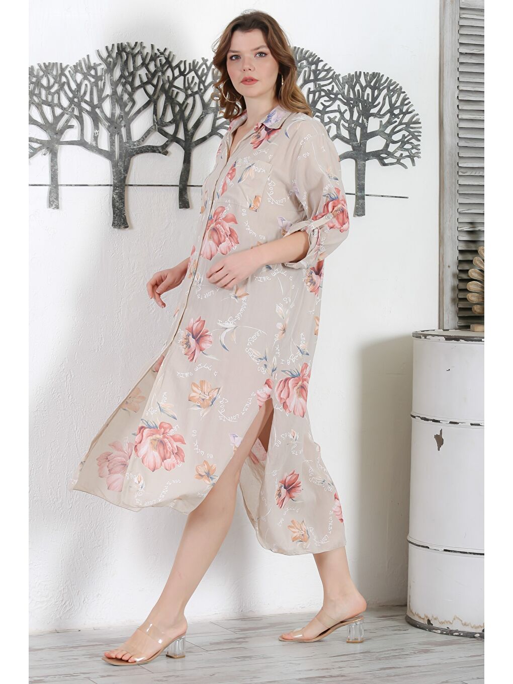 İtalyan Bej Gömlek Yaka Düğmeli Uzun Kollu Çift Cepli Yırtmaçlı Allover Baskılı Dokuma Elbise 130 65