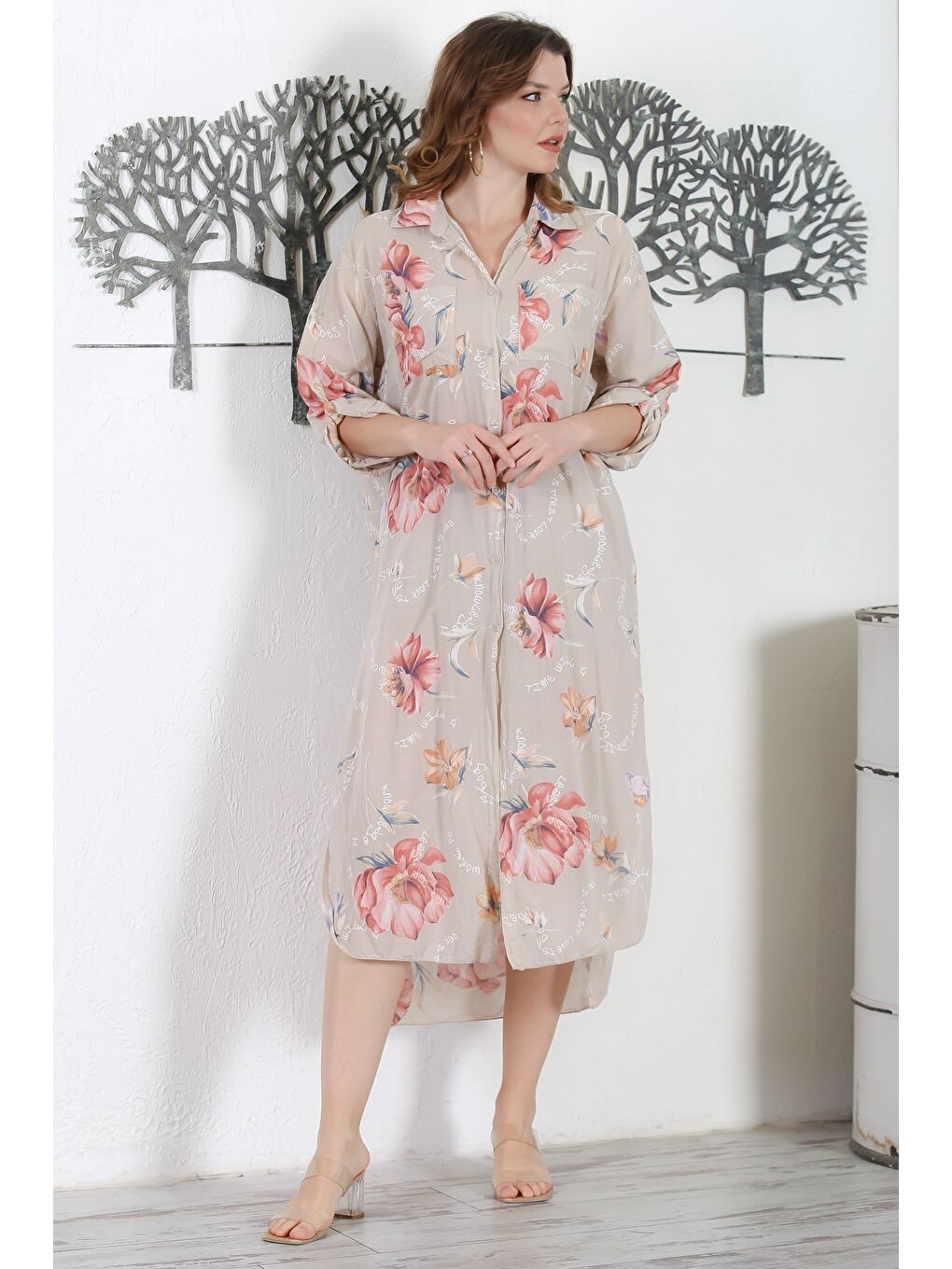 İtalyan Bej Gömlek Yaka Düğmeli Uzun Kollu Çift Cepli Yırtmaçlı Allover Baskılı Dokuma Elbise 130 65-1