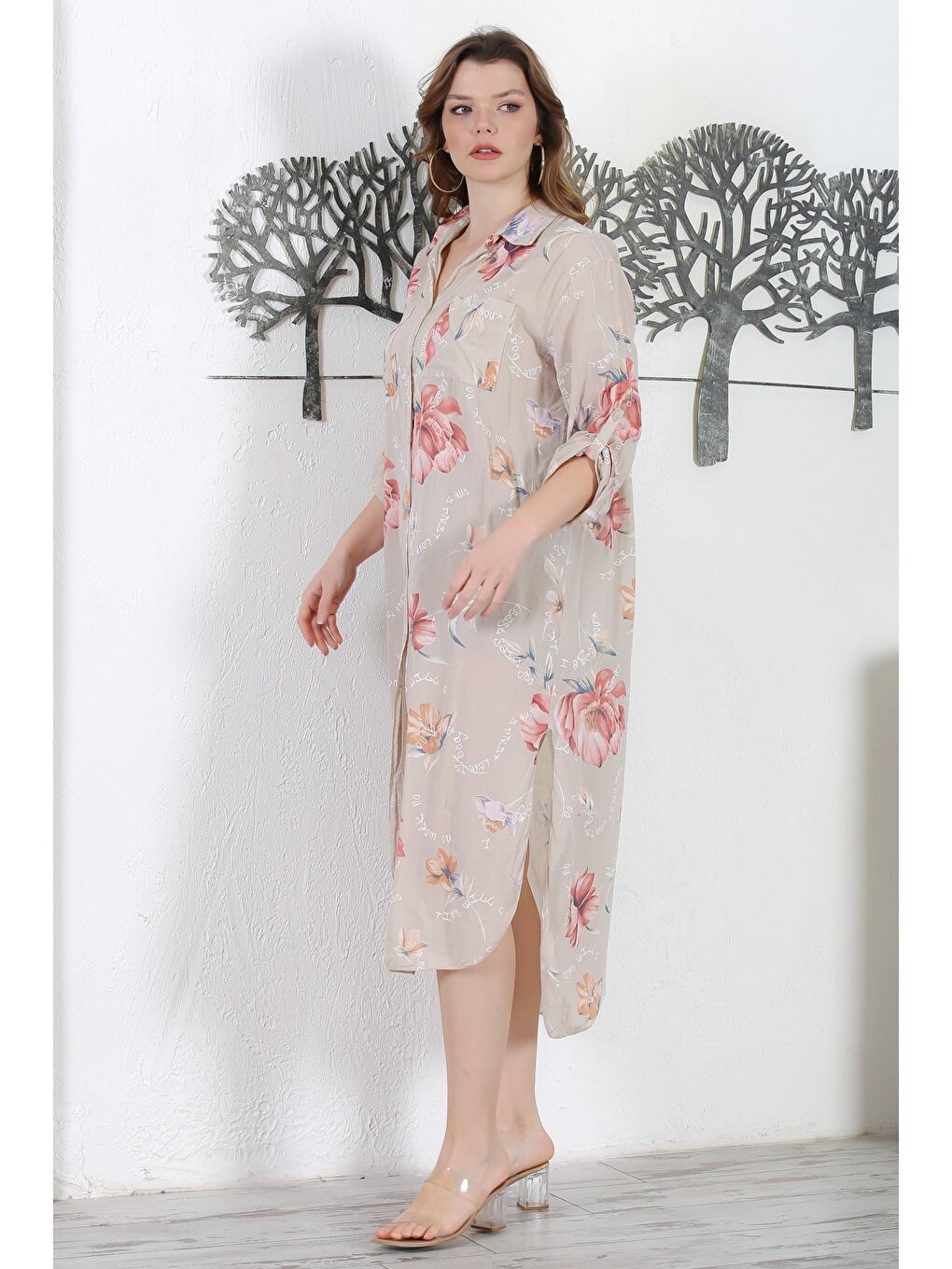 İtalyan Bej Gömlek Yaka Düğmeli Uzun Kollu Çift Cepli Yırtmaçlı Allover Baskılı Dokuma Elbise 130 65-2