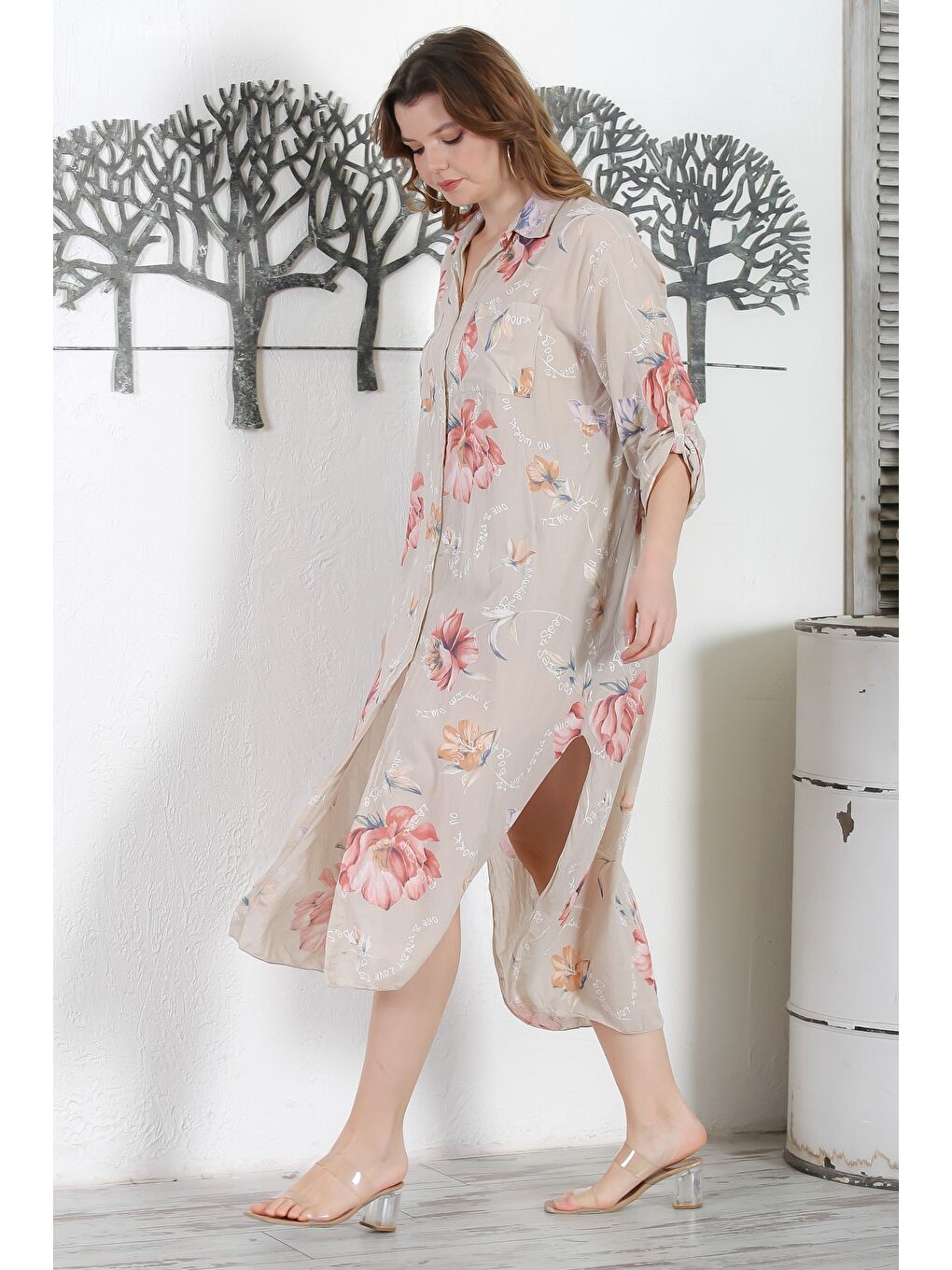 İtalyan Bej Gömlek Yaka Düğmeli Uzun Kollu Çift Cepli Yırtmaçlı Allover Baskılı Dokuma Elbise 130 65-3