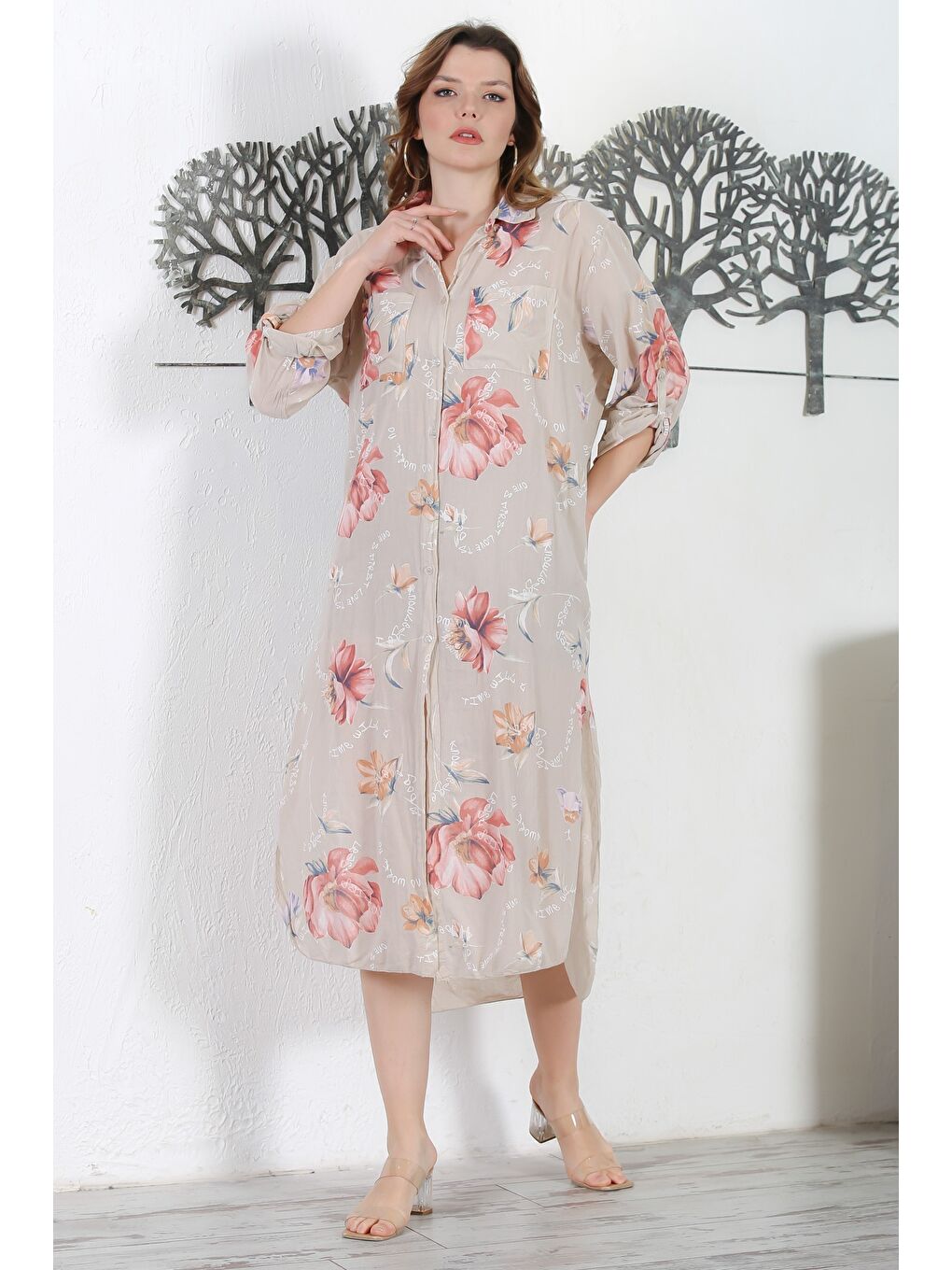 İtalyan Bej Gömlek Yaka Düğmeli Uzun Kollu Çift Cepli Yırtmaçlı Allover Baskılı Dokuma Elbise 130 65-4