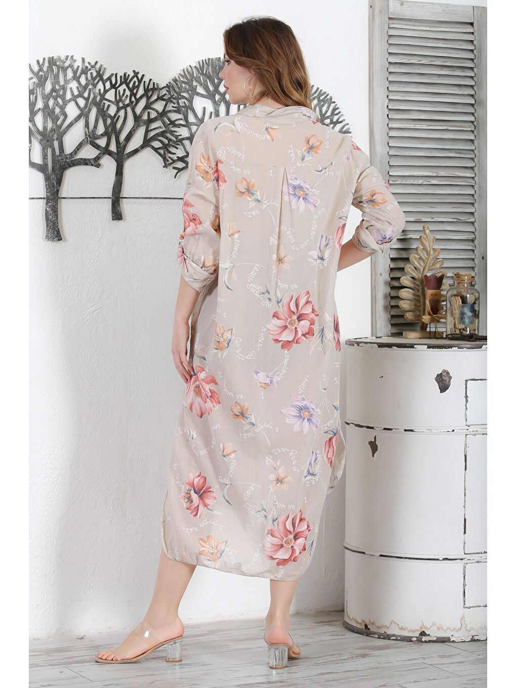 İtalyan Bej Gömlek Yaka Düğmeli Uzun Kollu Çift Cepli Yırtmaçlı Allover Baskılı Dokuma Elbise 130 65-6