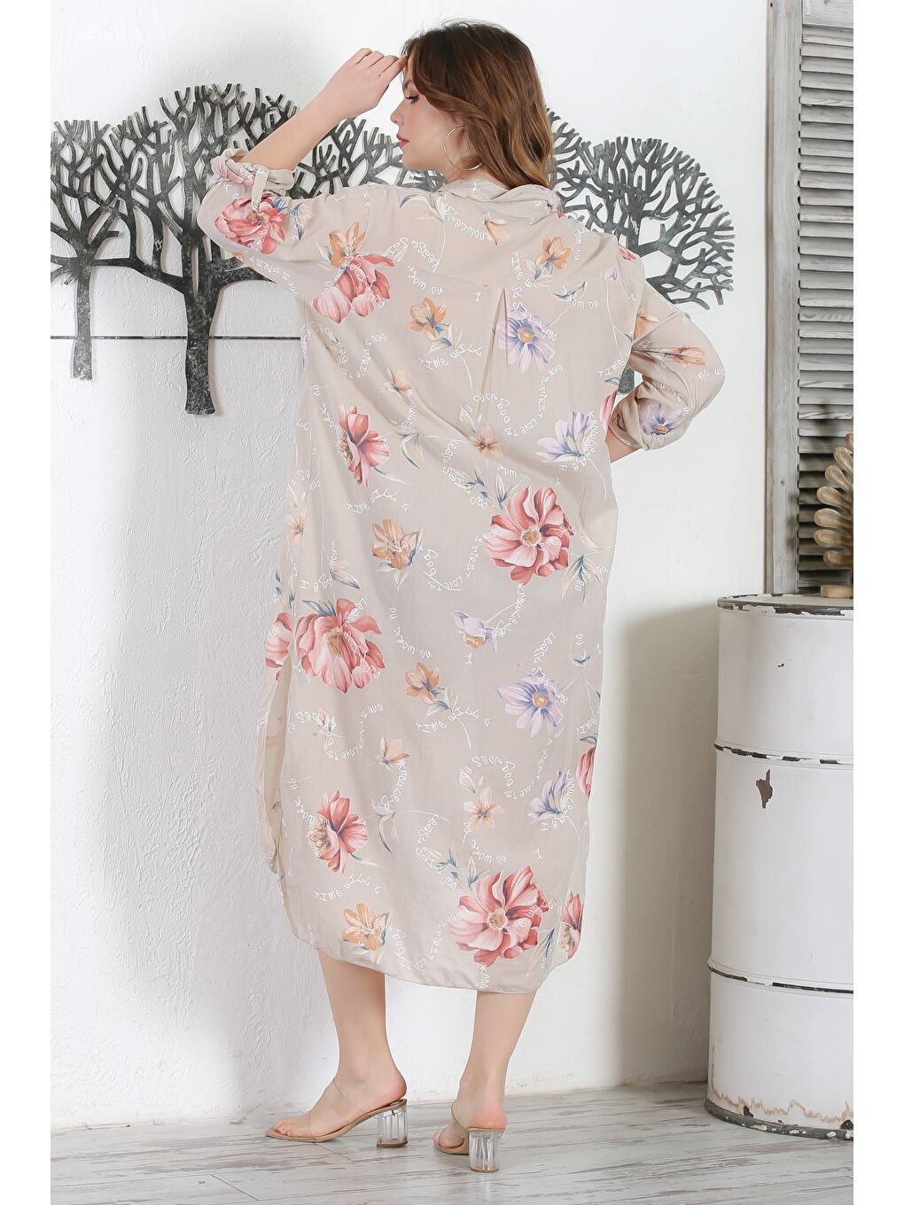 İtalyan Bej Gömlek Yaka Düğmeli Uzun Kollu Çift Cepli Yırtmaçlı Allover Baskılı Dokuma Elbise 130 65-7