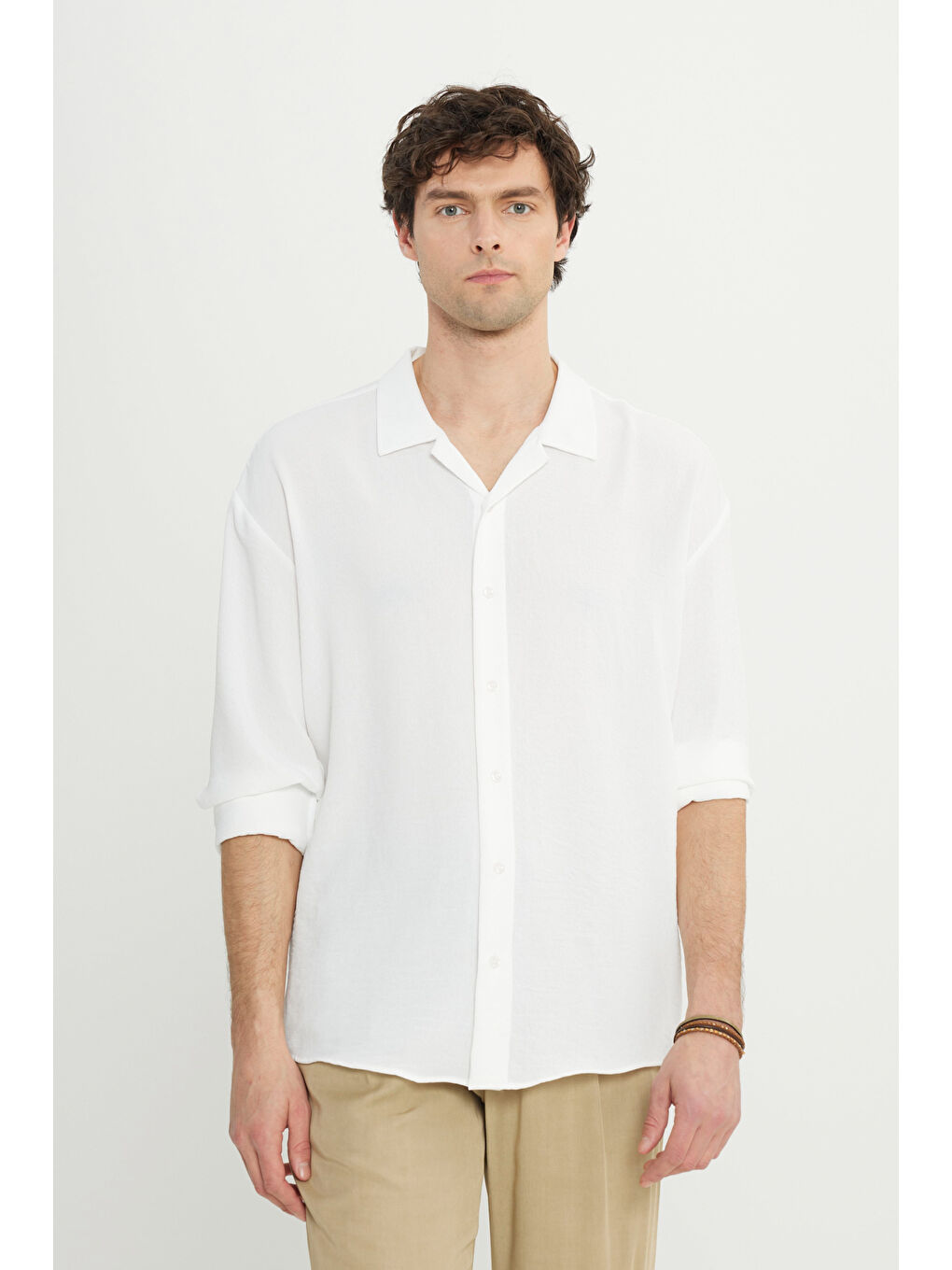 Erkek Beyaz Comfort Fit Rahat Kesim Hawai Yaka Jakarlı Gömlek-2