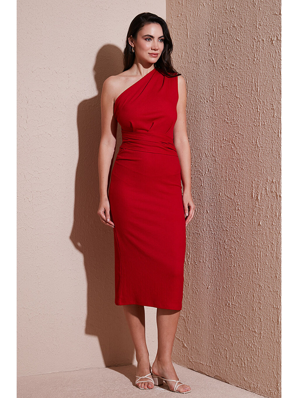 Kırmızı Desenli Slim Fit Yırtmaçlı Midi Boy Tek Omuzlu Kadın Elbise 5866202