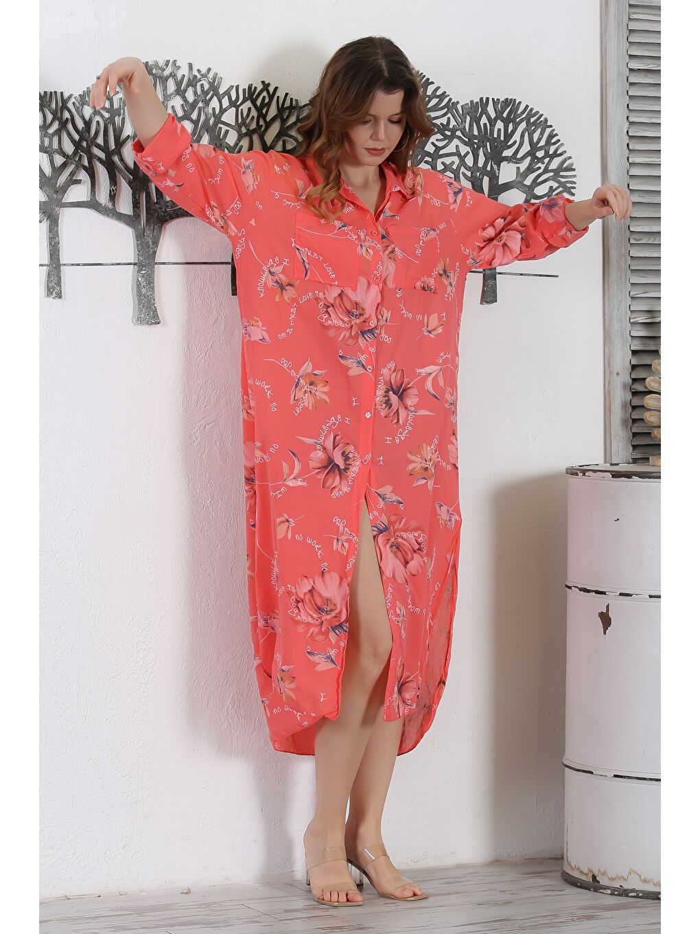 Kırmızı İtalyan Narçiçeği Gömlek Yaka Düğmeli Uzun Kollu Çift Cepli Allover Baskılı Dokuma Elbise 130 65-1