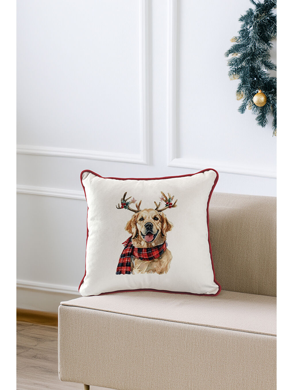 Beyaz Yılbaşı Noel Yeni Yıl Temalı Golden Desenli Kırmızı Biyeli Dekoratif Kırlent Kılıfı-45x45