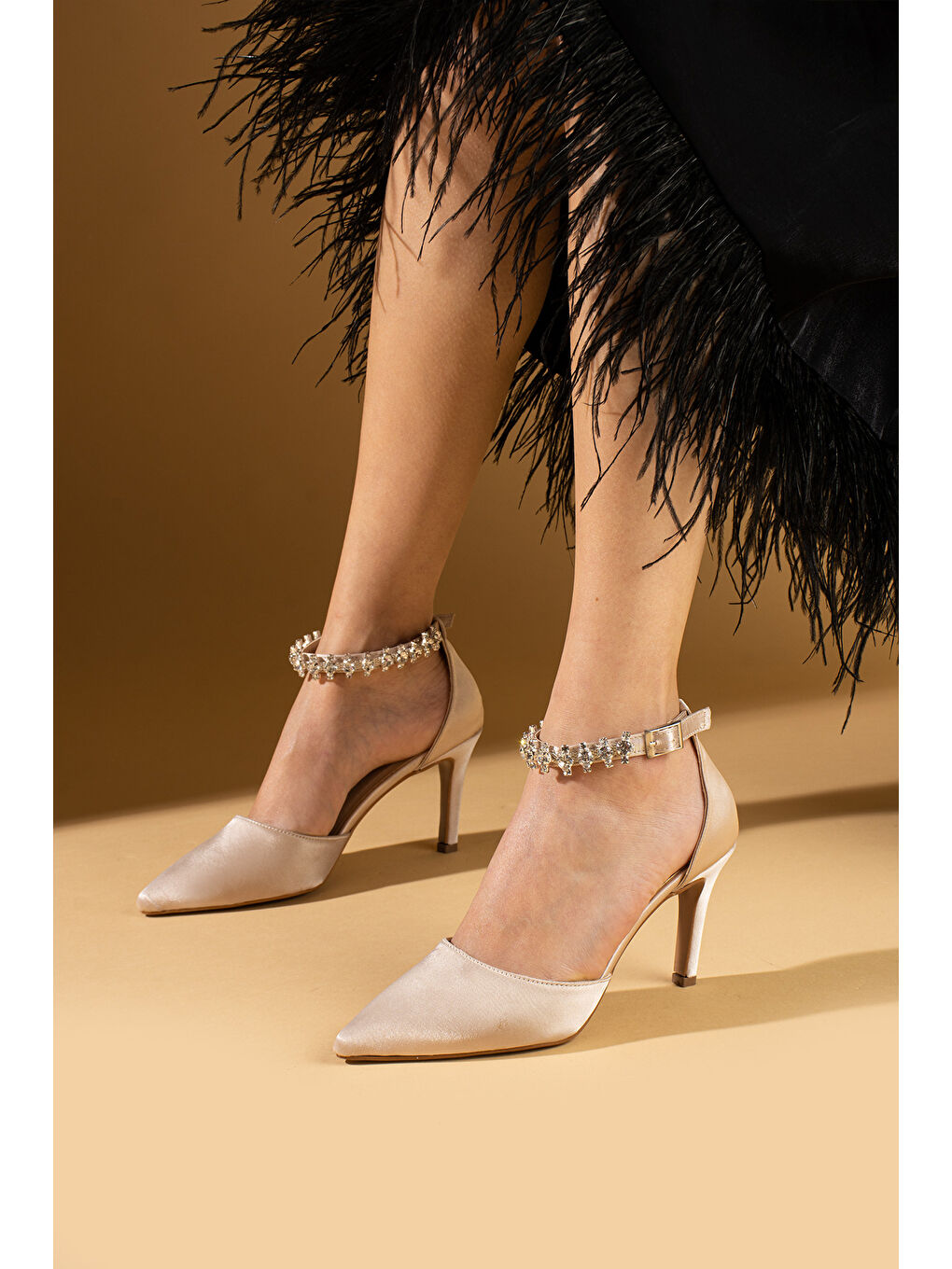 Bej Bilekten Taş Detaylı Tokalı Kadın Topuklu Ayakkabı 88-49-25Saten