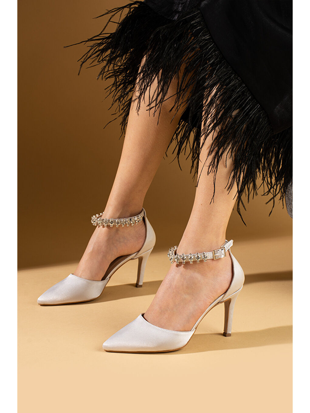 Gri Bilekten Taş Detaylı Tokalı Kadın Topuklu Ayakkabı 88-49-25Saten