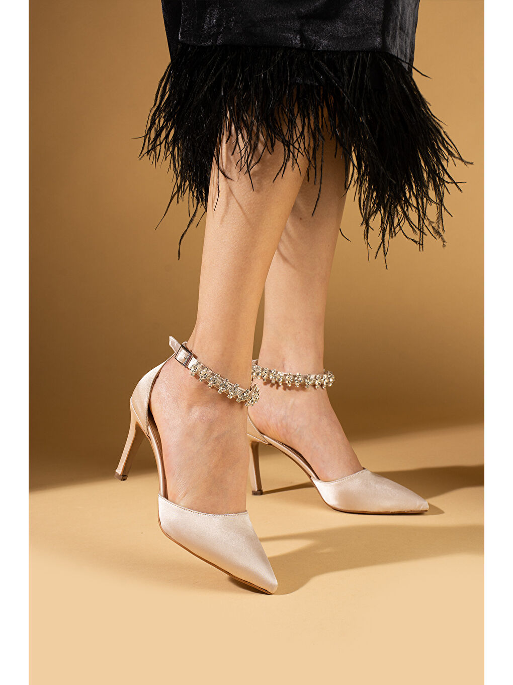 Bej Bilekten Taş Detaylı Tokalı Kadın Topuklu Ayakkabı 88-49-25Saten-1