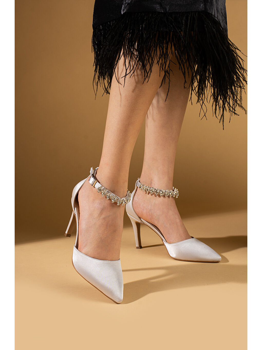 Gri Bilekten Taş Detaylı Tokalı Kadın Topuklu Ayakkabı 88-49-25Saten-1