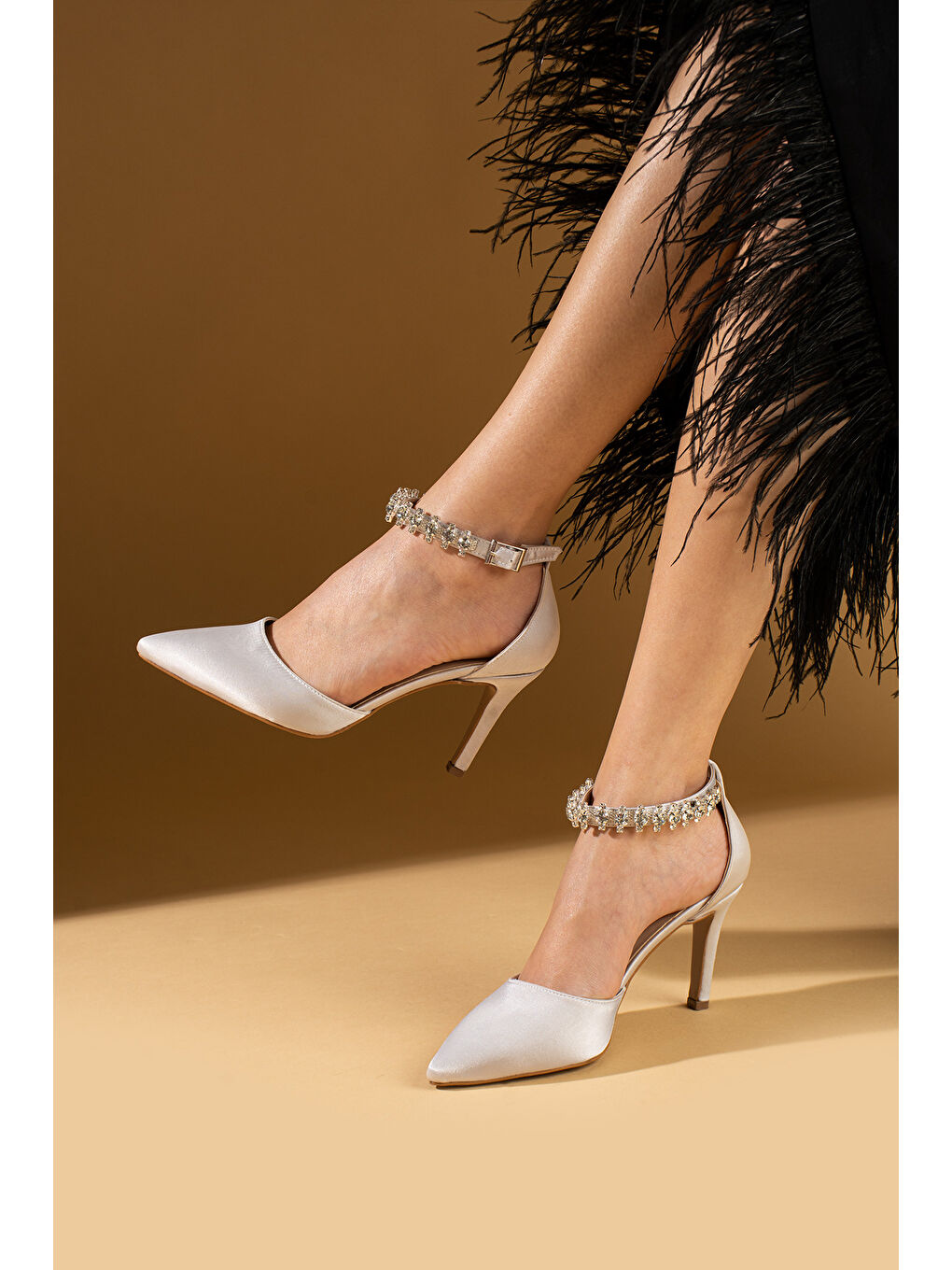 Gri Bilekten Taş Detaylı Tokalı Kadın Topuklu Ayakkabı 88-49-25Saten-2