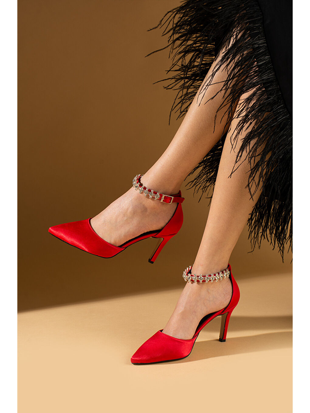 Kırmızı Bilekten Taş Detaylı Tokalı Kadın Topuklu Ayakkabı 88-49-25Saten-2