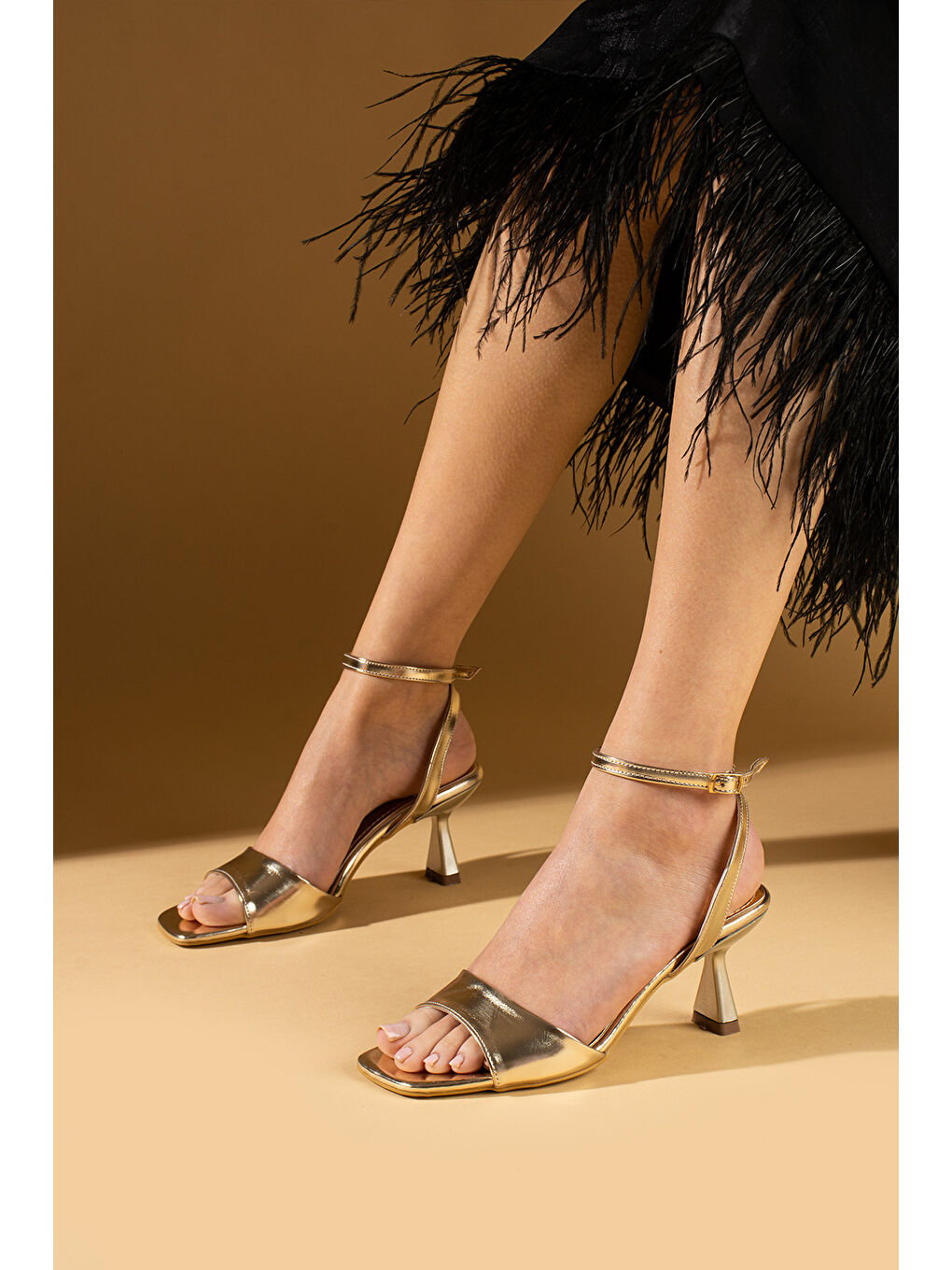 Sarı Tek Bantlı Bilekten Tokalı Topuklu Kadın Ayakkabı 88-6-25