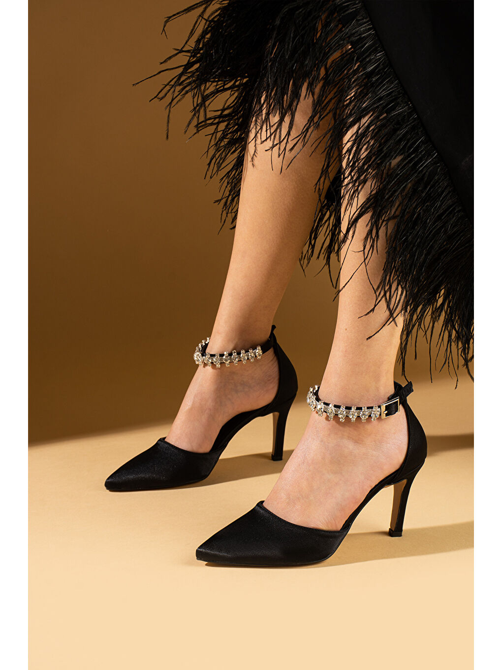 Siyah Bilekten Taş Detaylı Tokalı Kadın Topuklu Ayakkabı 88-49-25Saten
