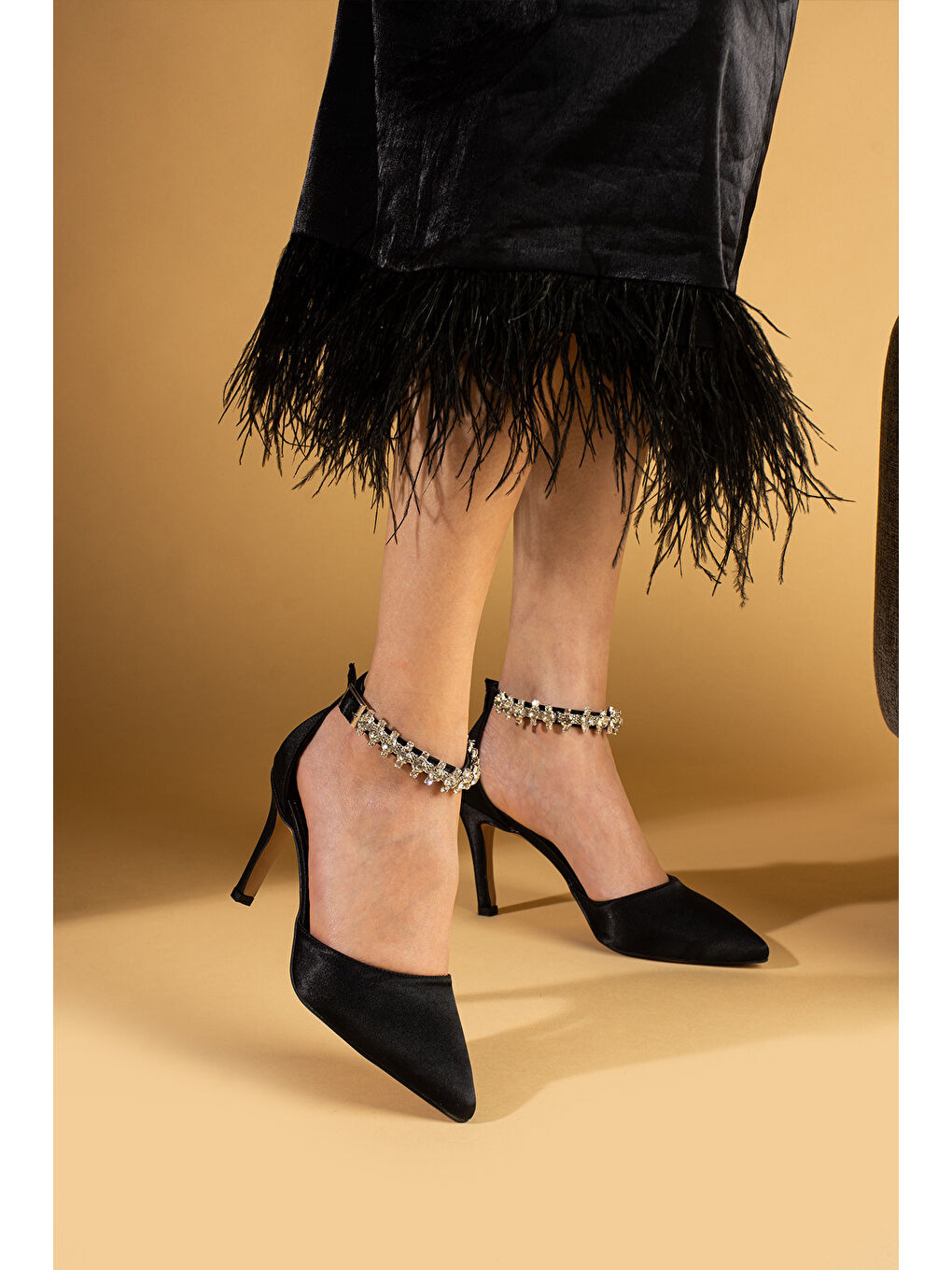 Siyah Bilekten Taş Detaylı Tokalı Kadın Topuklu Ayakkabı 88-49-25Saten-1