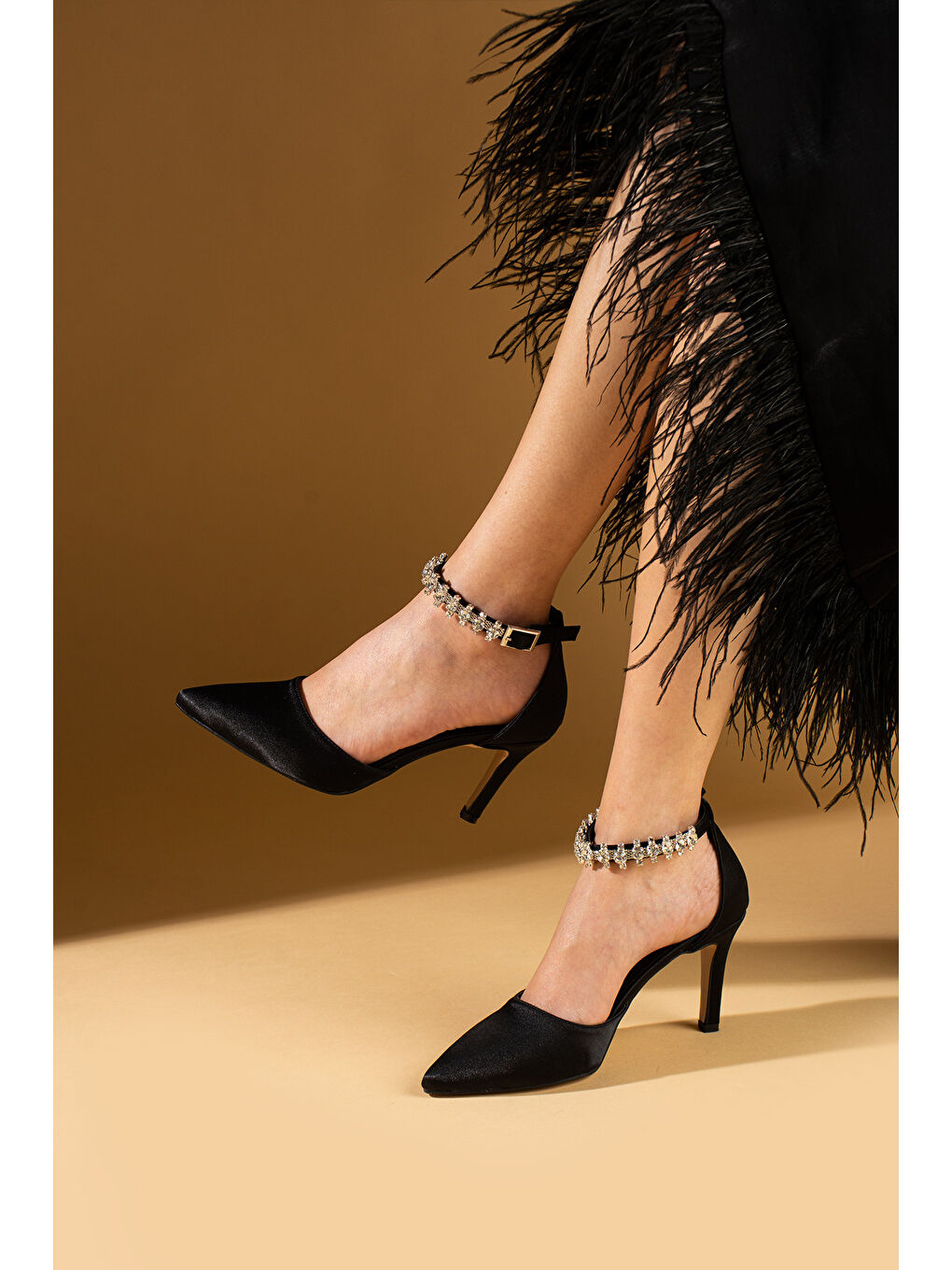 Siyah Bilekten Taş Detaylı Tokalı Kadın Topuklu Ayakkabı 88-49-25Saten-2