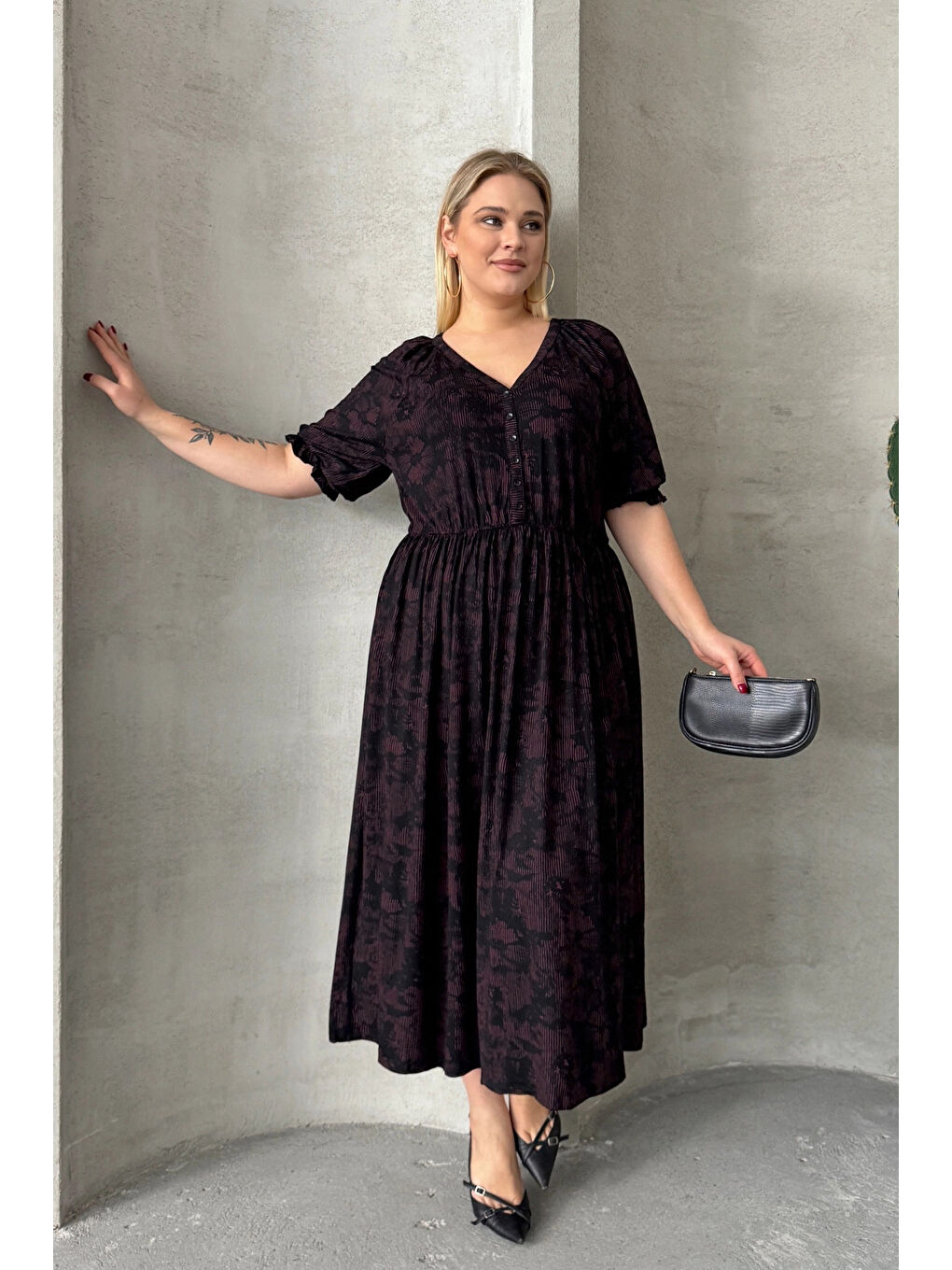 Siyah Büyük Beden Kısa Kollu V Yaka Önü Düğmeli Beli Lastikli Elbise 303699