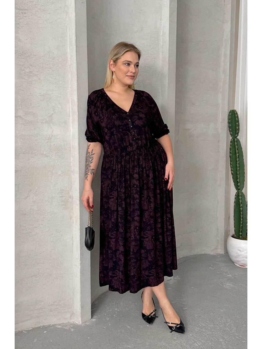 Siyah Büyük Beden Kısa Kollu V Yaka Önü Düğmeli Beli Lastikli Elbise 303699-1