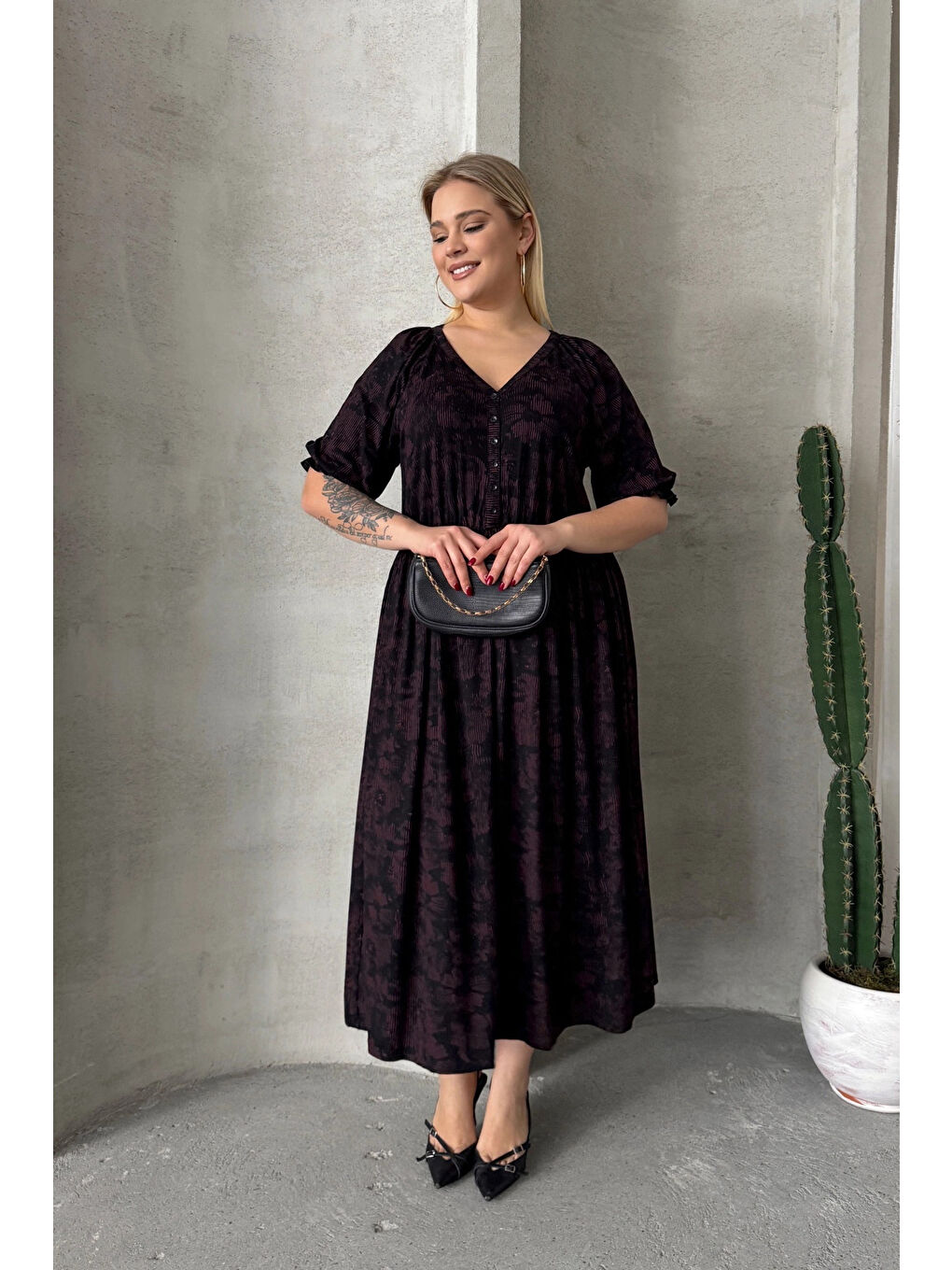 Siyah Büyük Beden Kısa Kollu V Yaka Önü Düğmeli Beli Lastikli Elbise 303699-3