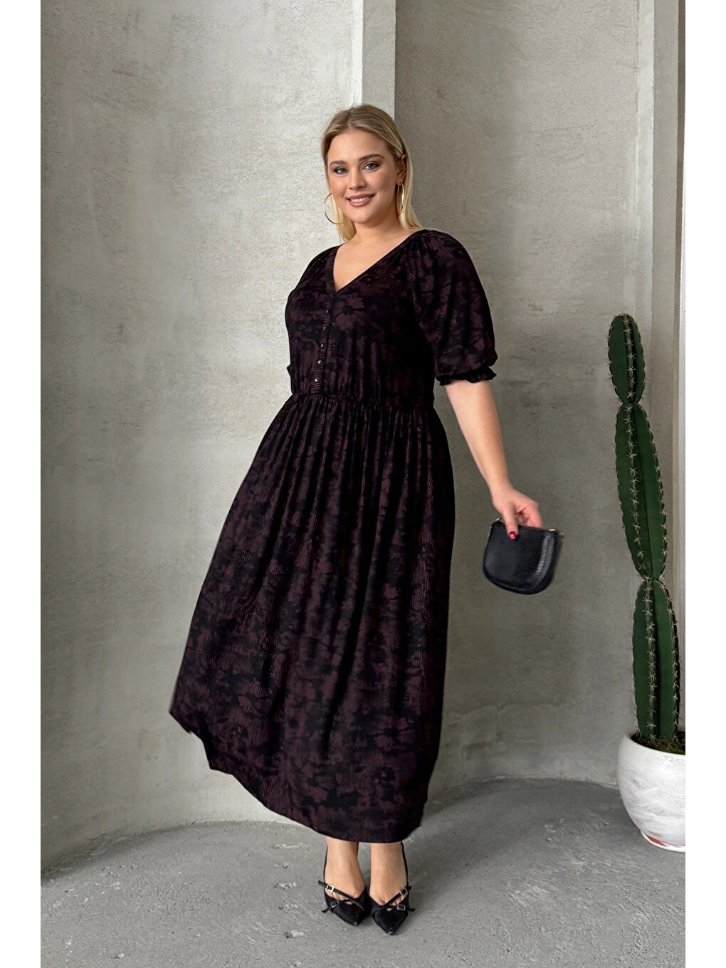 Siyah Büyük Beden Kısa Kollu V Yaka Önü Düğmeli Beli Lastikli Elbise 303699-4