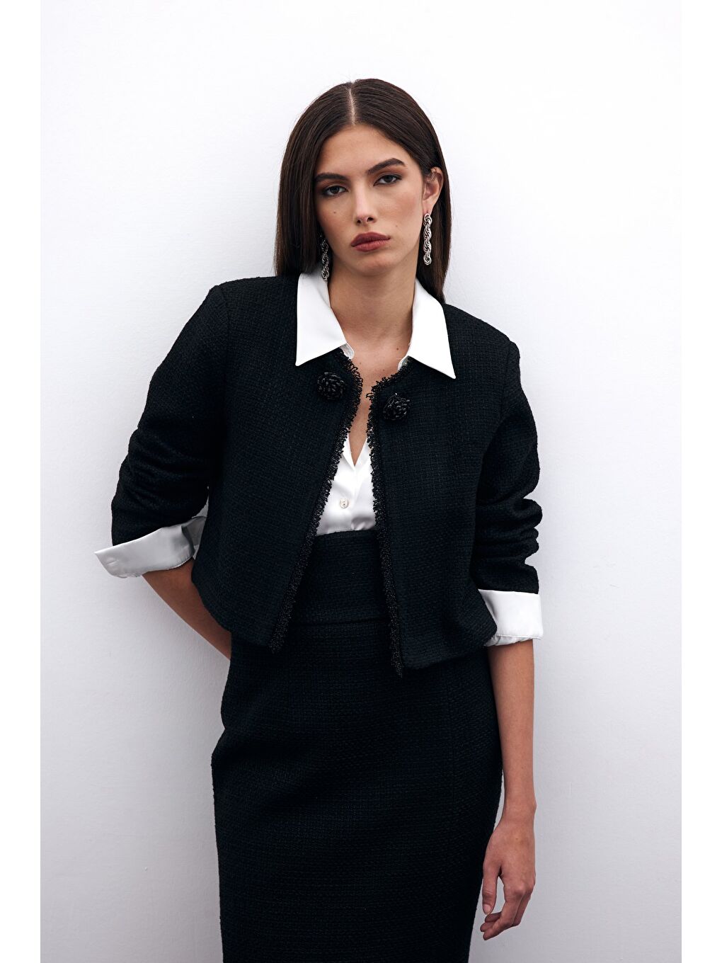 Boncuk Aksesuarlı Kısa Ceket - Siyah