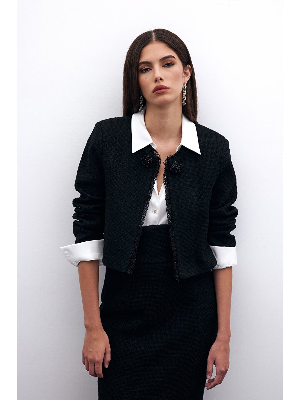 Boncuk Aksesuarlı Kısa Ceket - Siyah-1