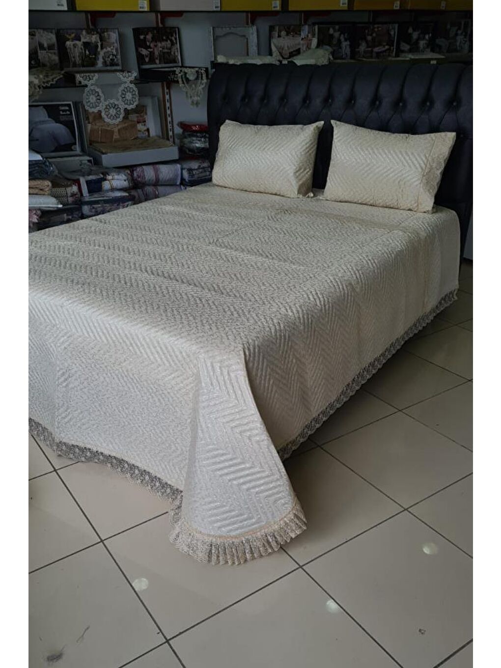 Kahverengi Carilla Kapitoneli Fransız Güpürlü Yatak Örtüsü Cappucino-2