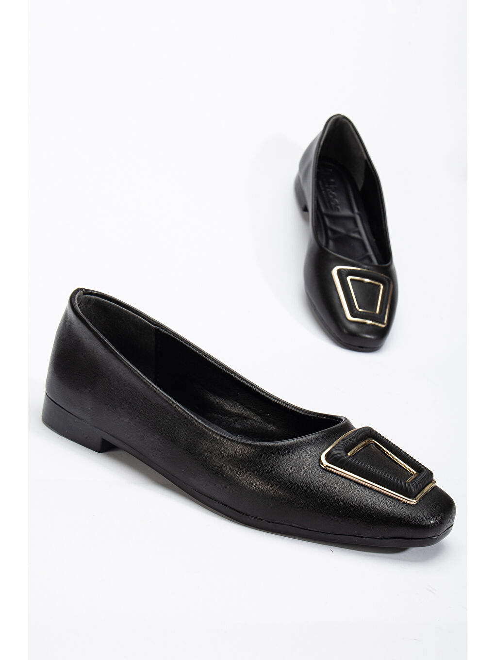 Kadın Siyah Oval Burunlu Önü Toka Detaylı Babet-1