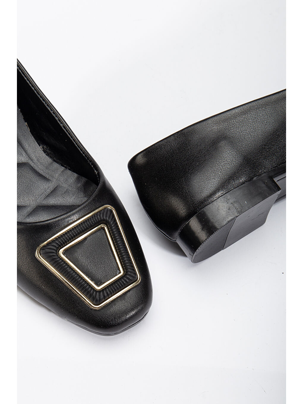 Kadın Siyah Oval Burunlu Önü Toka Detaylı Babet-3