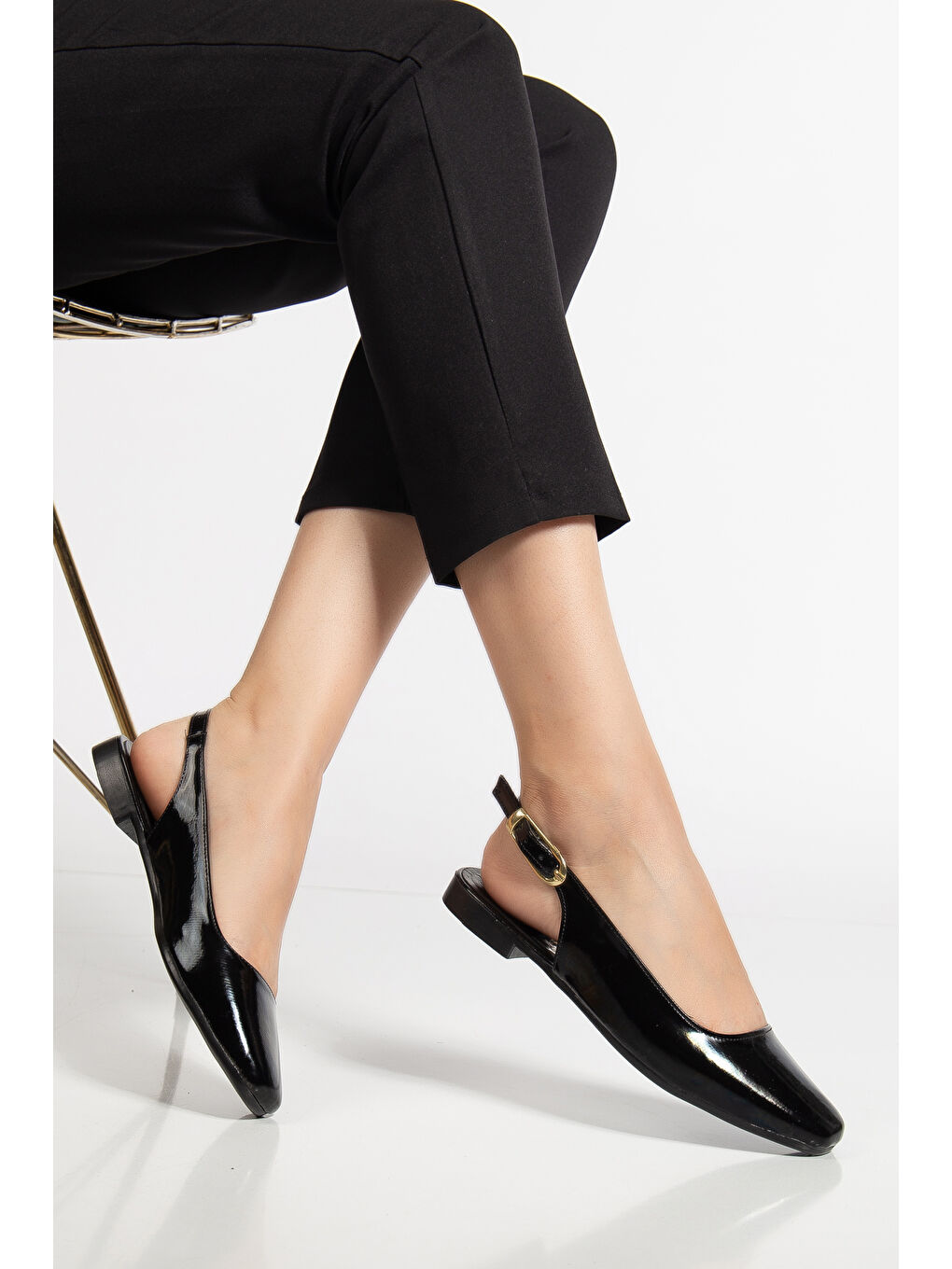 Kadın Siyah Arkası Açık Tokalı Babet