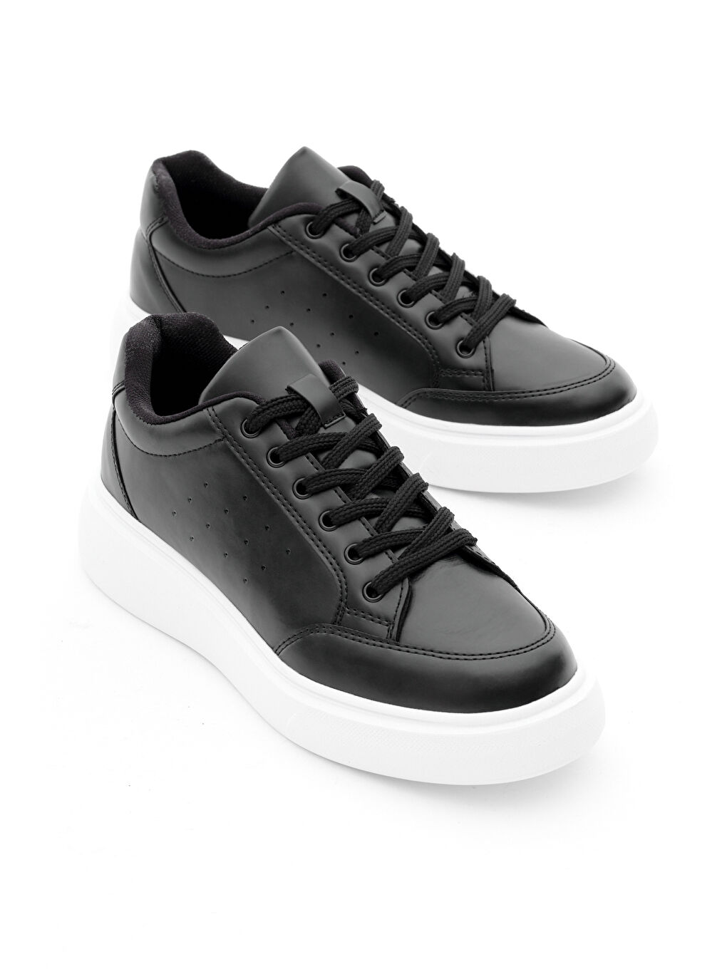 Kadın Siyah Beyaz Rahat Kalıp Yüksek Poli Taban Bağcıklı Spor Ayakkabı-1