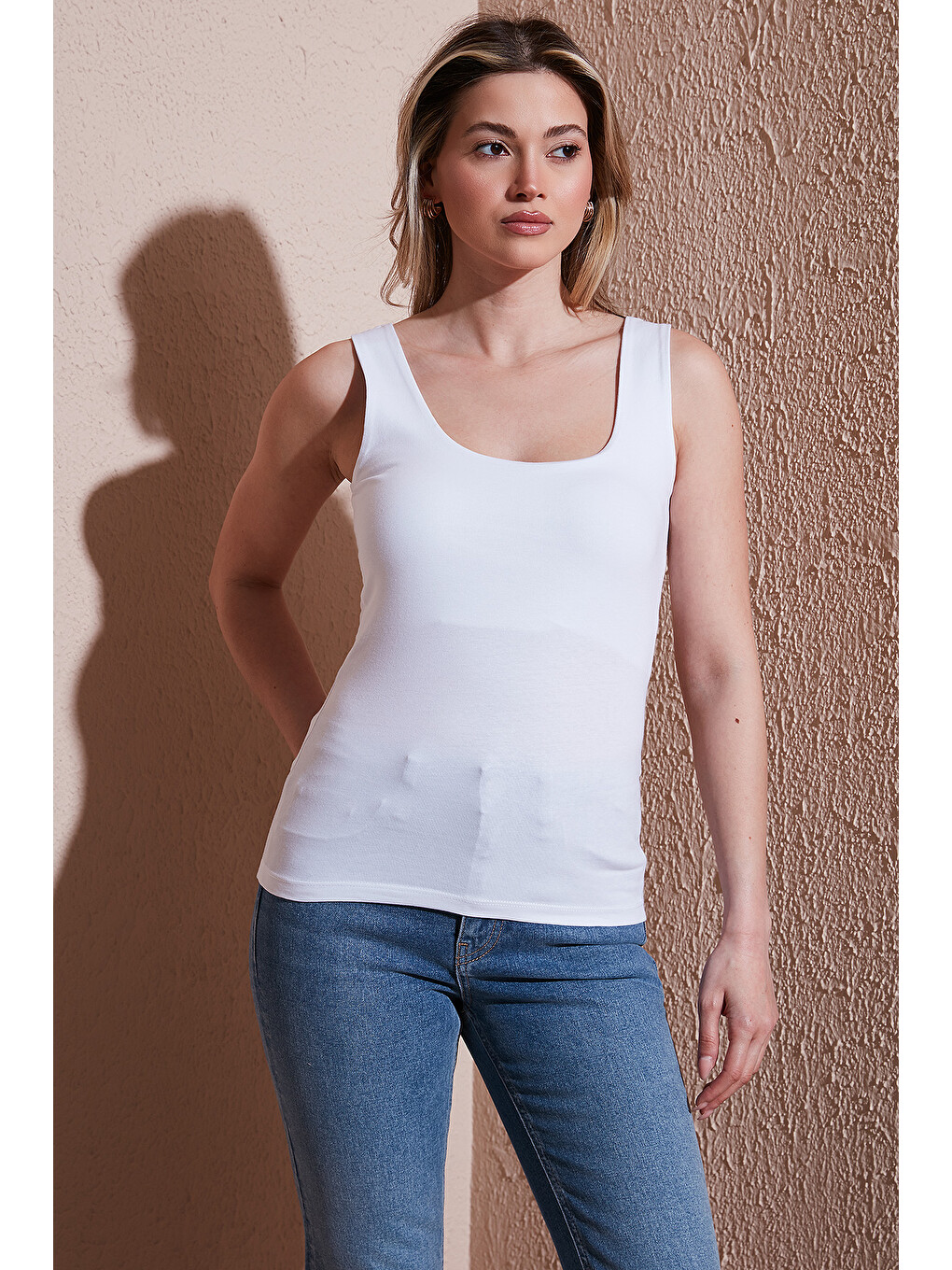 Beyaz Streç Pamuklu Slim Fit Kare Yaka Kalın Askılı Atlet 25y0266k1