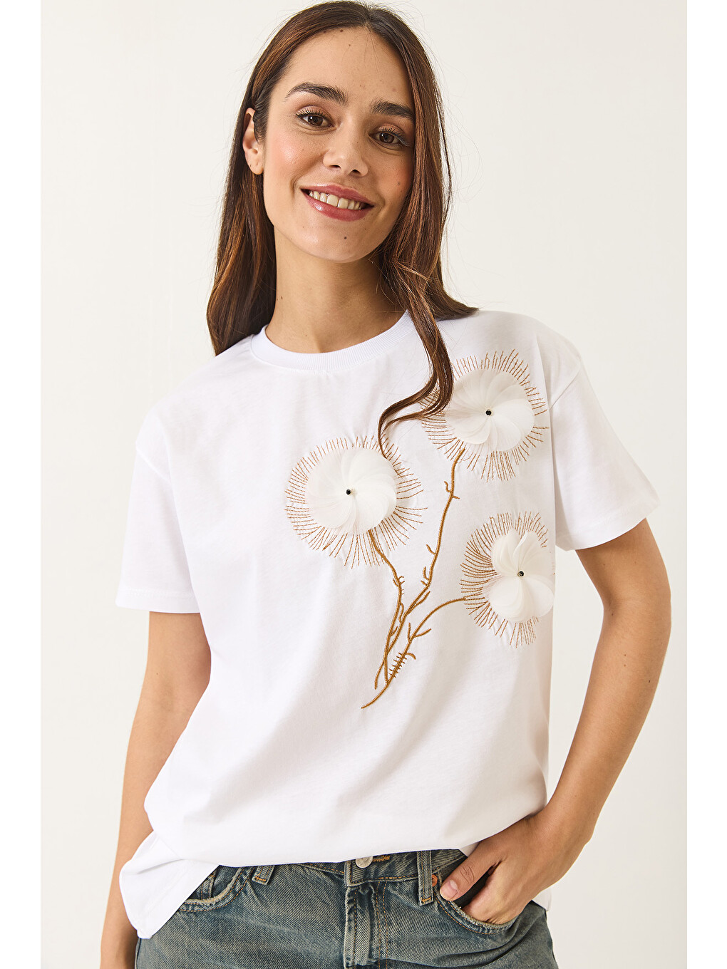 Beyaz Kadın Bisiklet Yaka Kısa Kollu Nakışlı Kabartma Aksesuarlı T-Shirt-1