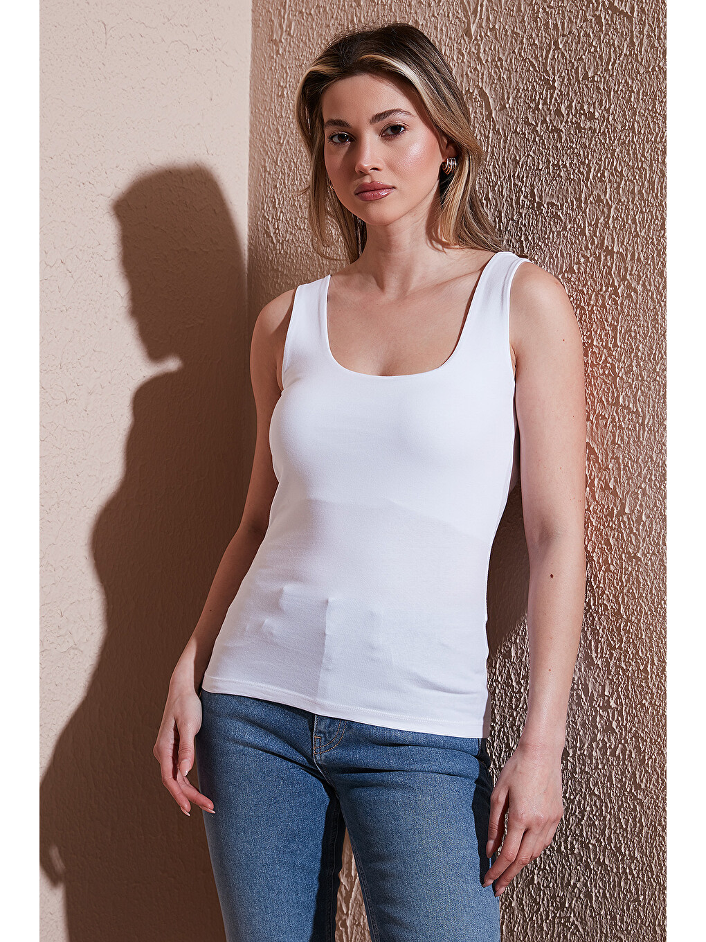 Beyaz Streç Pamuklu Slim Fit Kare Yaka Kalın Askılı Atlet 25y0266k1-1