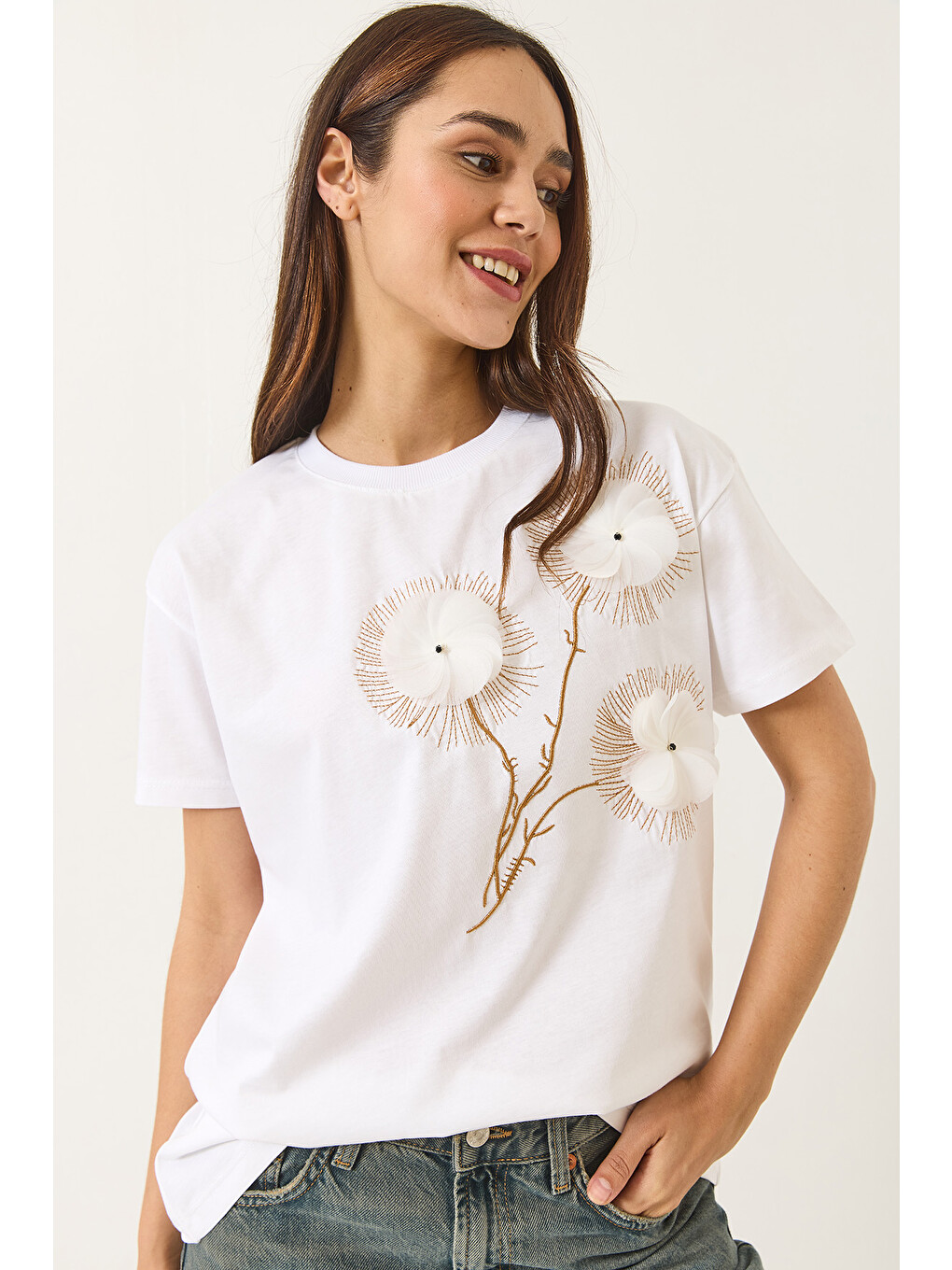 Beyaz Kadın Bisiklet Yaka Kısa Kollu Nakışlı Kabartma Aksesuarlı T-Shirt-2