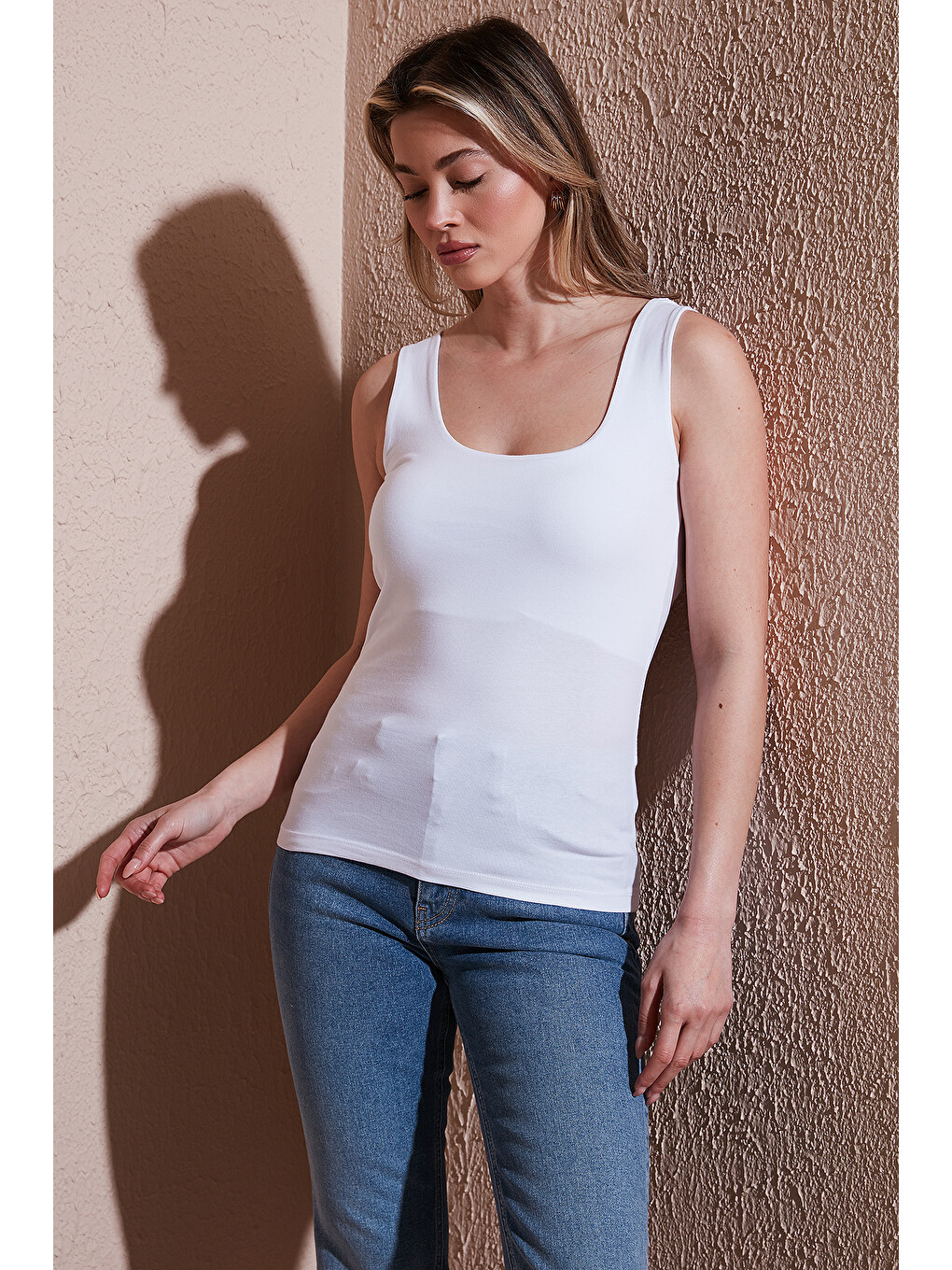 Beyaz Streç Pamuklu Slim Fit Kare Yaka Kalın Askılı Atlet 25y0266k1-2
