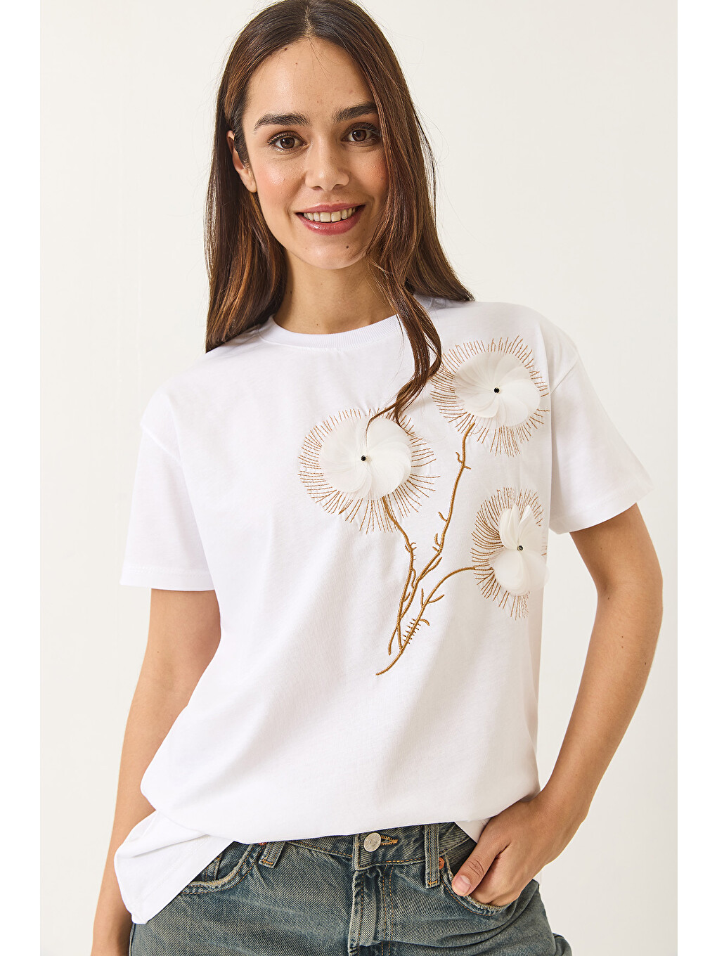 Beyaz Kadın Bisiklet Yaka Kısa Kollu Nakışlı Kabartma Aksesuarlı T-Shirt-3